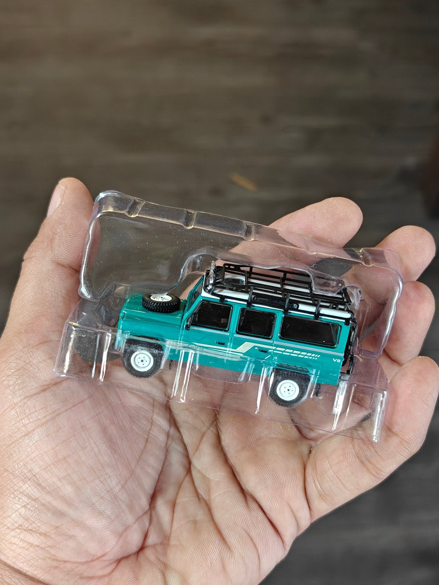 Mini GT Land Rover Defender 110 1985 County Station Wagon Trident Green (590) - Kinder Logs