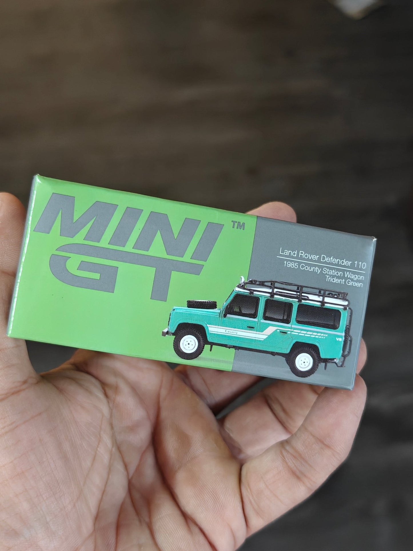 Mini GT Land Rover Defender 110 1985 County Station Wagon Trident Green (590) - Kinder Logs