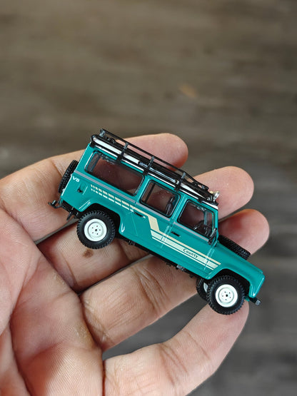 Mini GT Land Rover Defender 110 1985 County Station Wagon Trident Green (590) - Kinder Logs