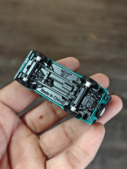 Mini GT Land Rover Defender 110 1985 County Station Wagon Trident Green (590) - Kinder Logs