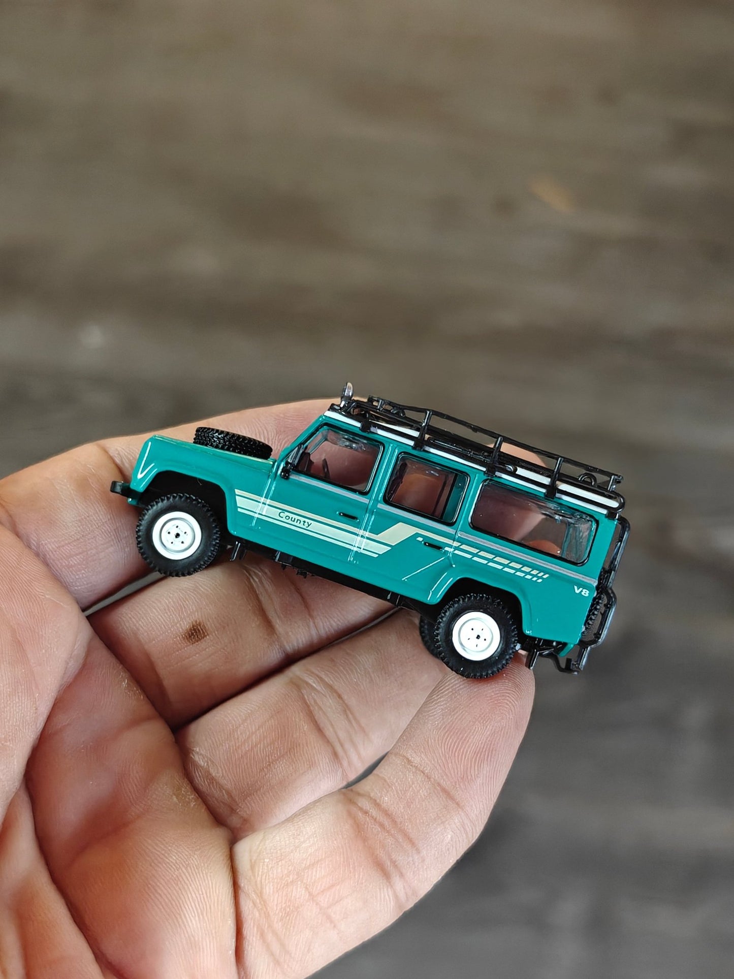 Mini GT Land Rover Defender 110 1985 County Station Wagon Trident Green (590) - Kinder Logs