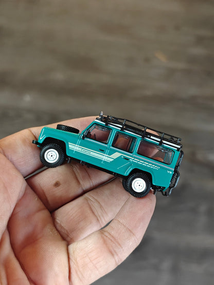 Mini GT Land Rover Defender 110 1985 County Station Wagon Trident Green (590) - Kinder Logs