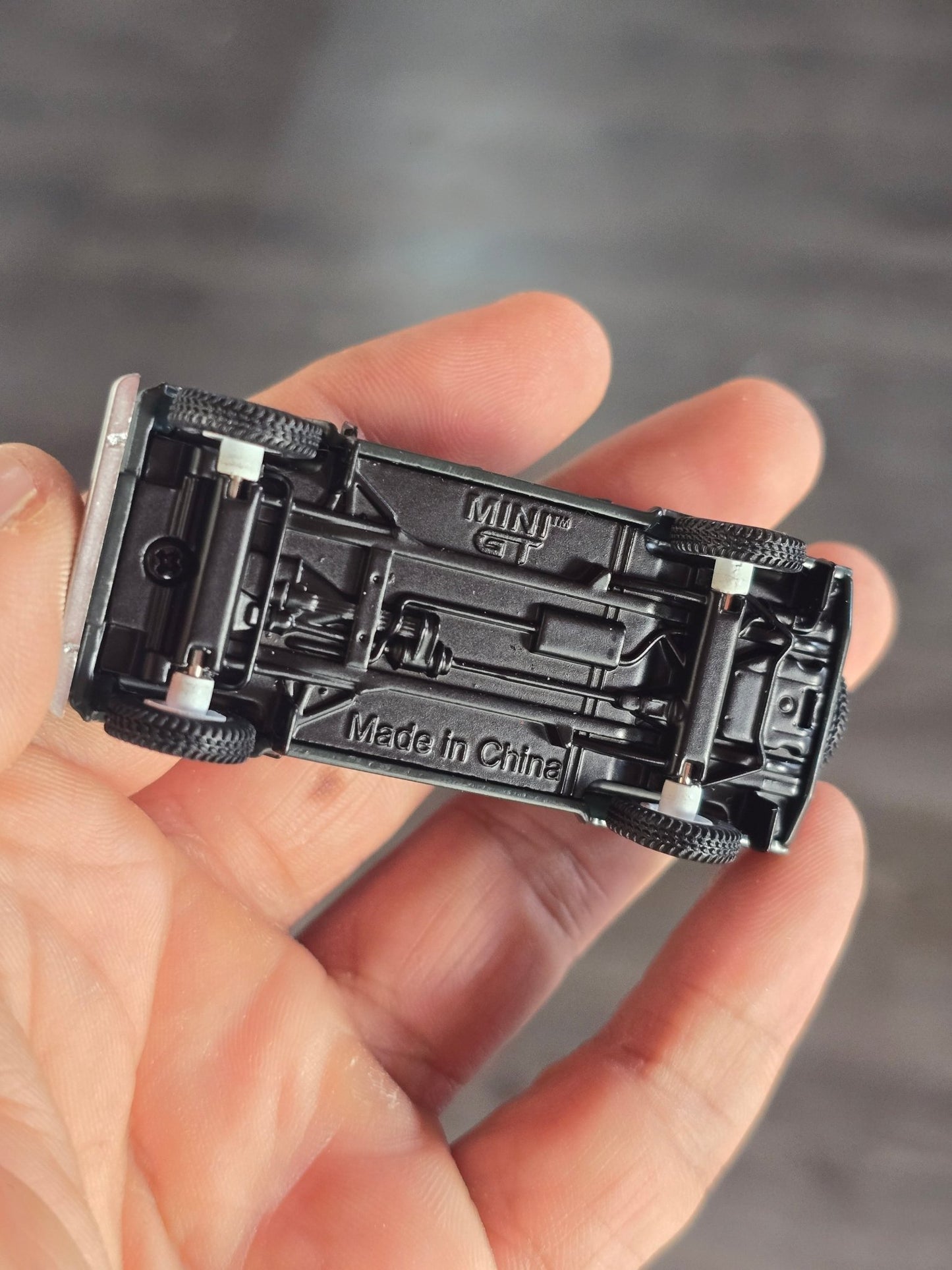 Mini GT Land Rover Defender 110 County Station Wagon (Open Box) - Kinder Logs