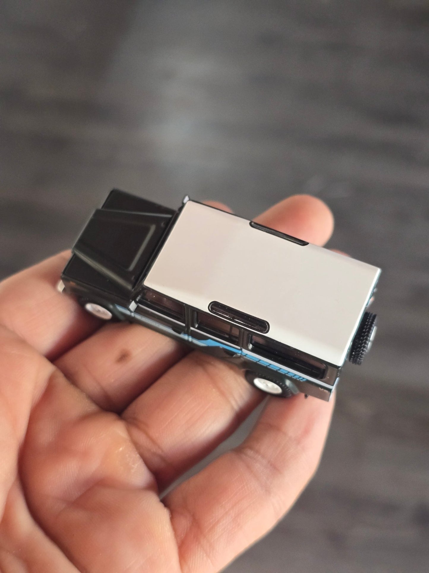 Mini GT Land Rover Defender 110 County Station Wagon (Open Box) - Kinder Logs