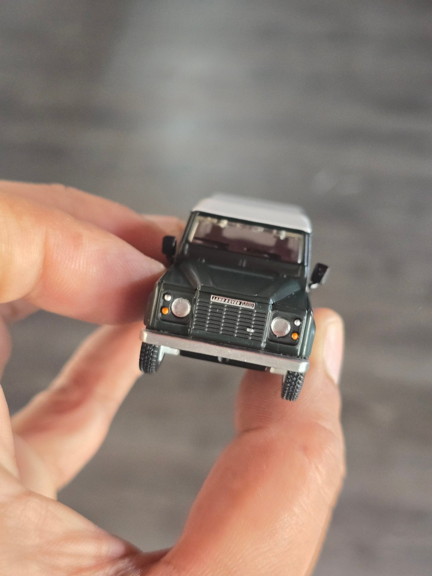 Mini GT Land Rover Defender 110 County Station Wagon (Open Box) - Kinder Logs