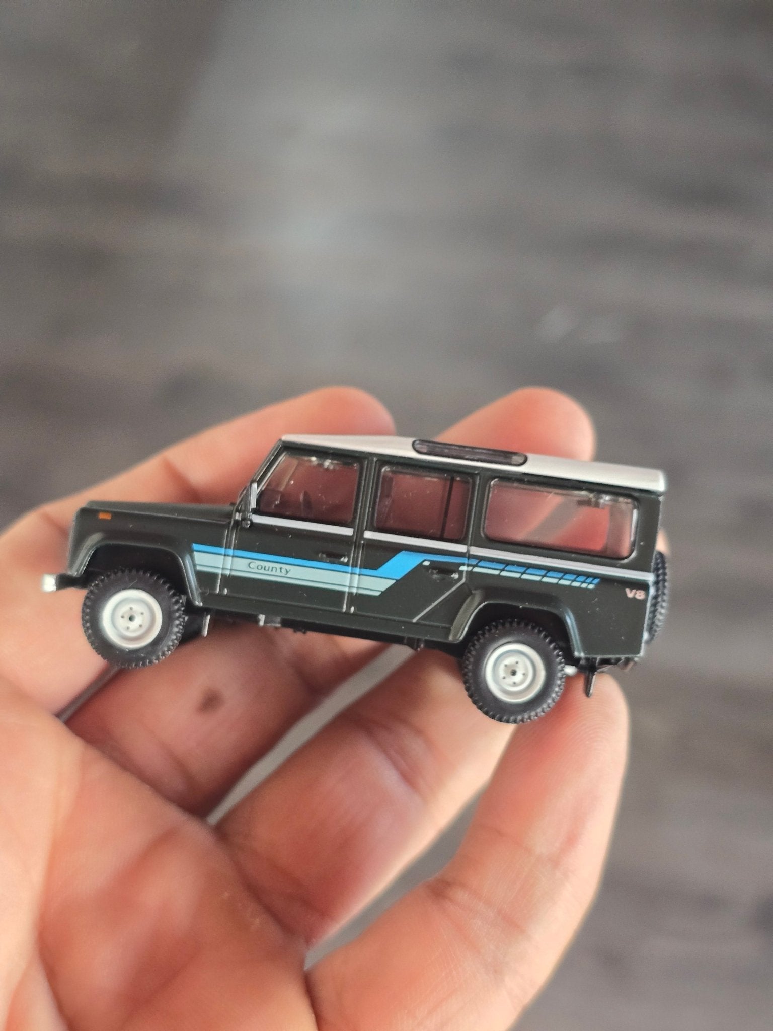 Mini GT Land Rover Defender 110 County Station Wagon (Open Box) - Kinder Logs