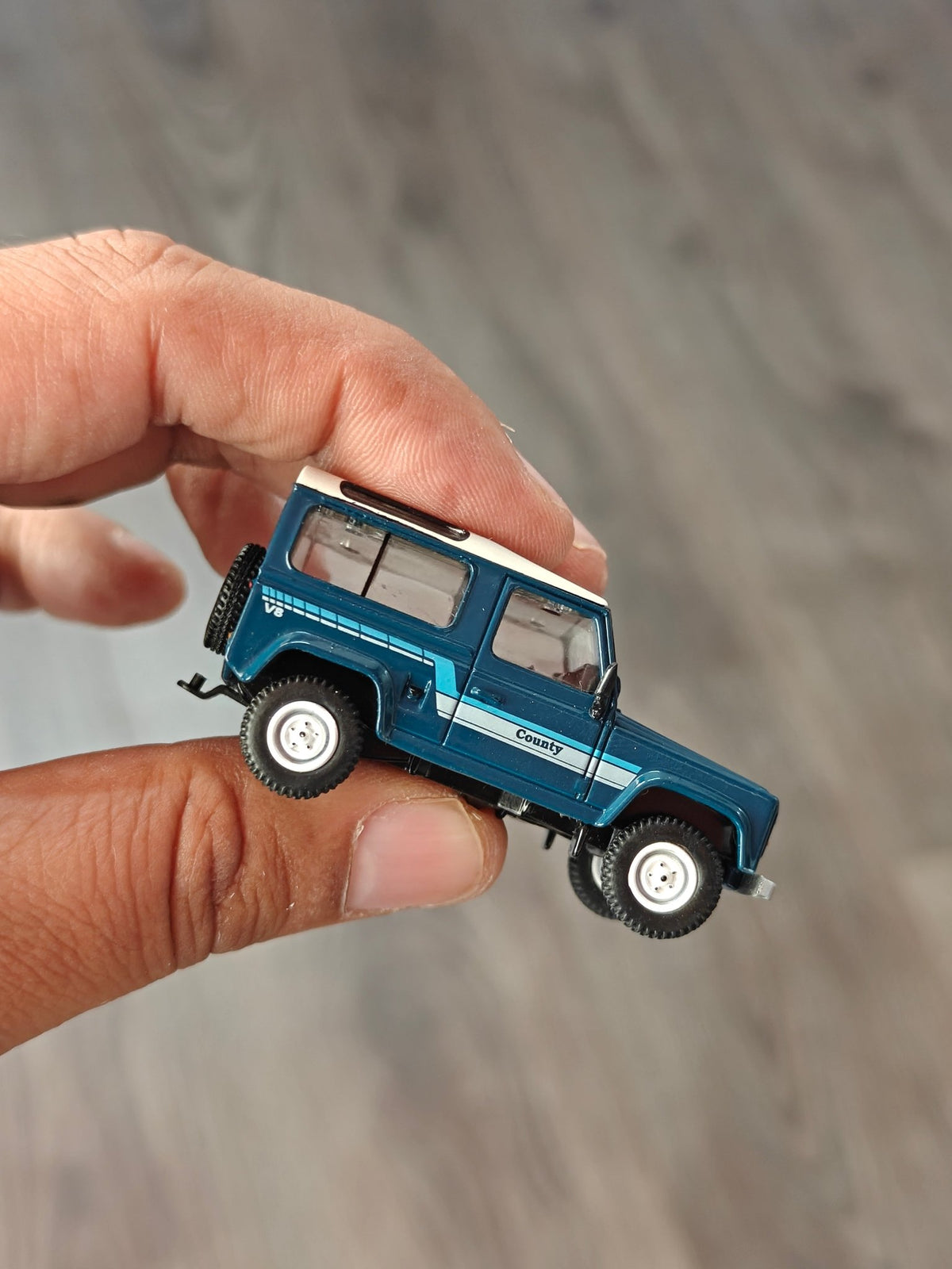 Mini GT Land Rover Defender 90 County Wagon - Stratos Blue (Open Box) - Kinder Logs