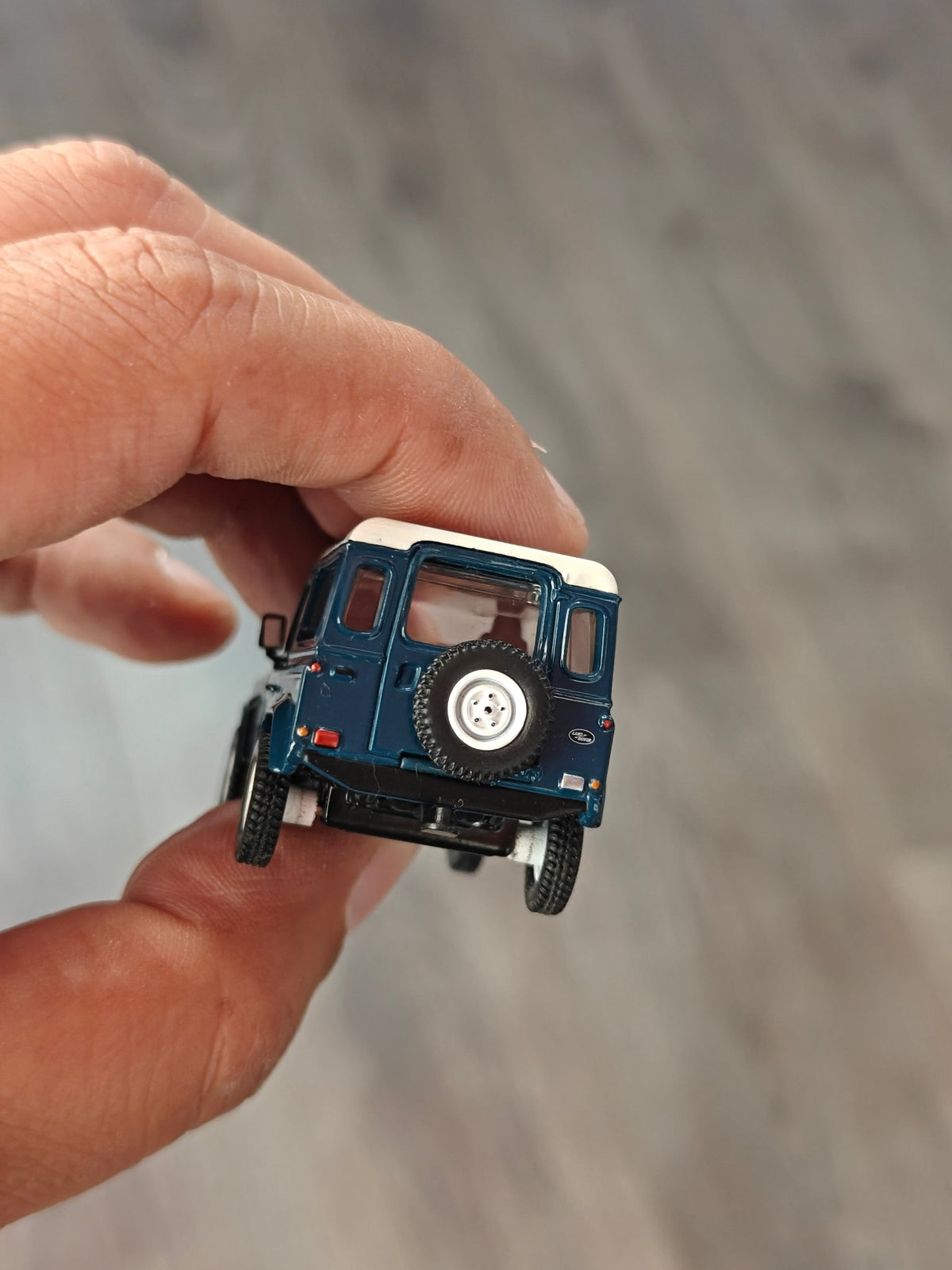 Mini GT Land Rover Defender 90 County Wagon - Stratos Blue (Open Box) - Kinder Logs