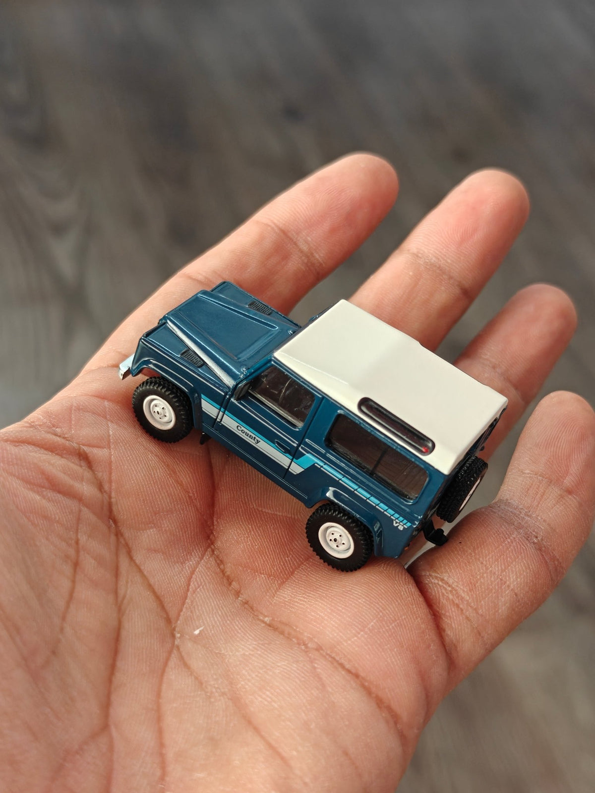 Mini GT Land Rover Defender 90 County Wagon - Stratos Blue (Open Box) - Kinder Logs