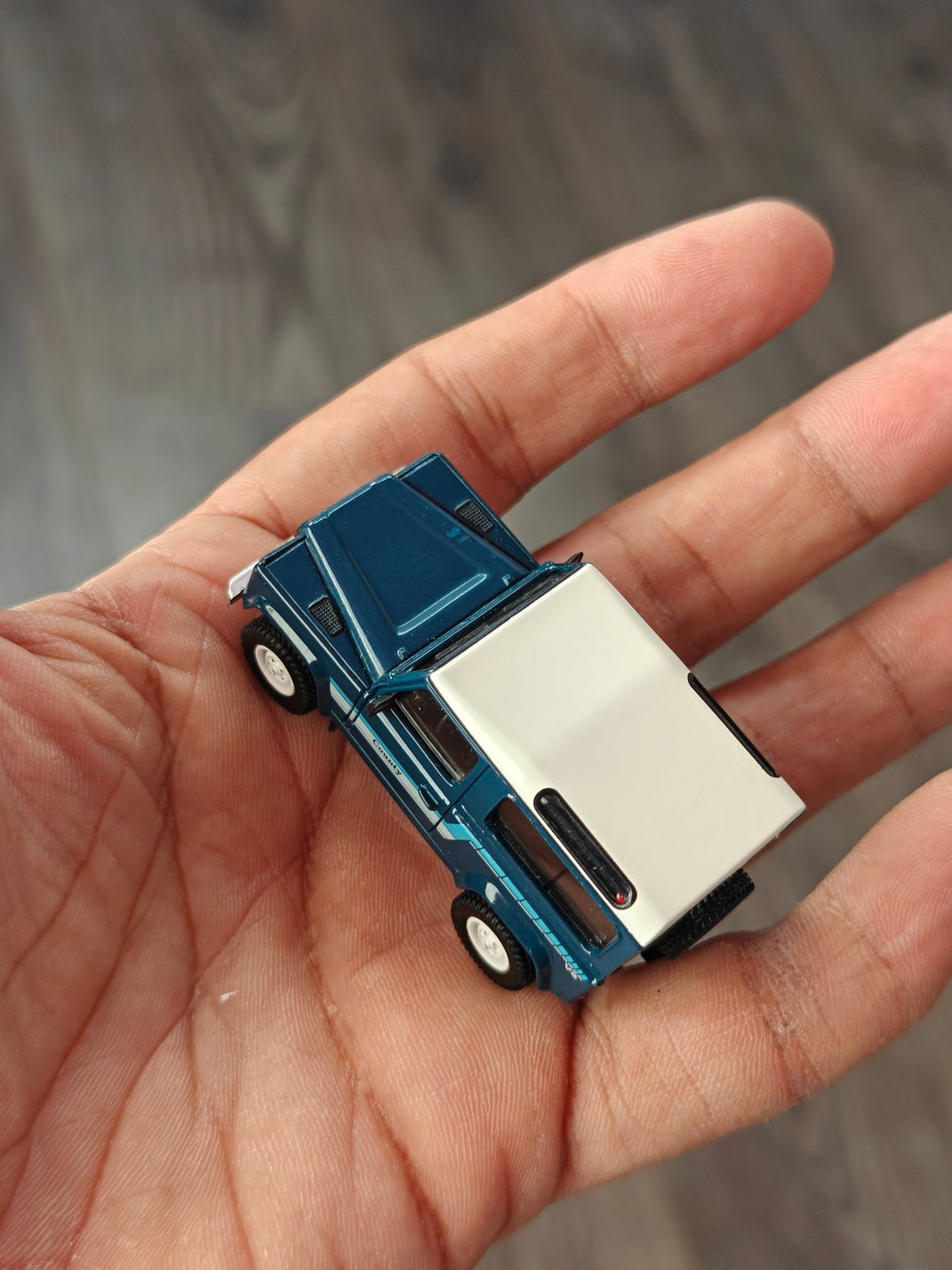 Mini GT Land Rover Defender 90 County Wagon - Stratos Blue (Open Box) - Kinder Logs