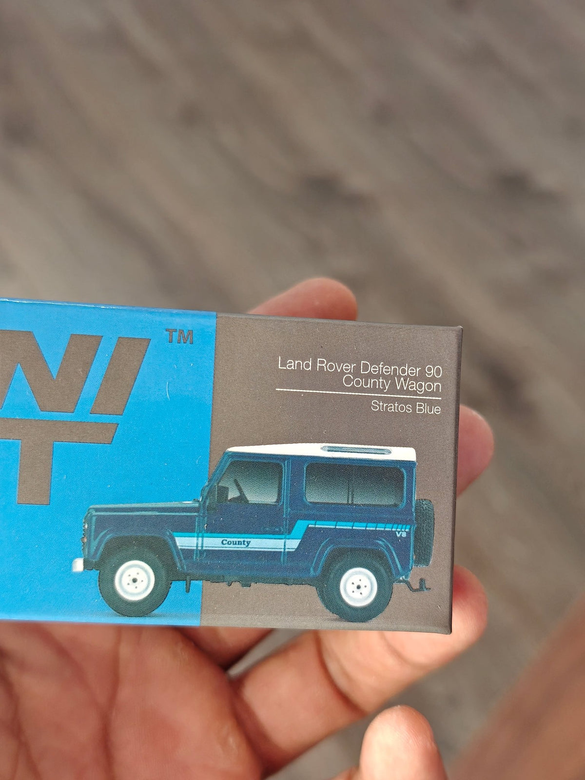 Mini GT Land Rover Defender 90 County Wagon - Stratos Blue (Open Box) - Kinder Logs