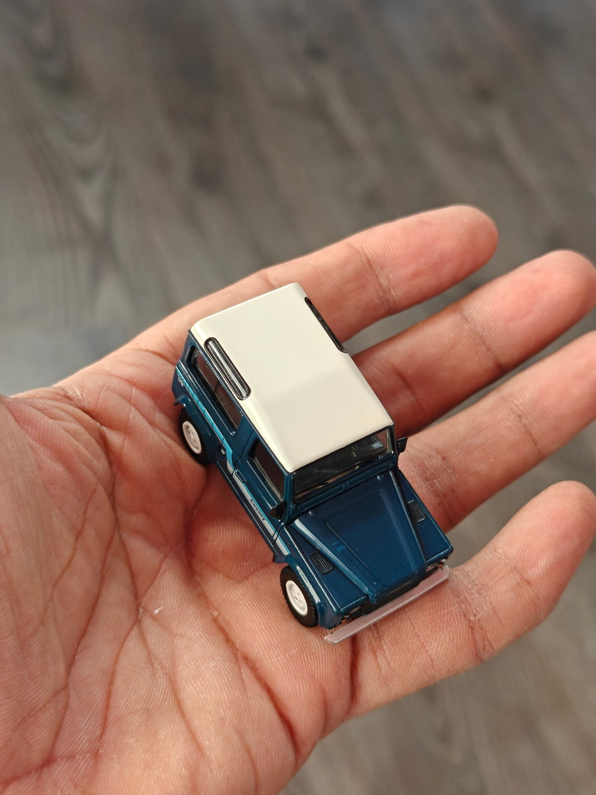Mini GT Land Rover Defender 90 County Wagon - Stratos Blue (Open Box) - Kinder Logs