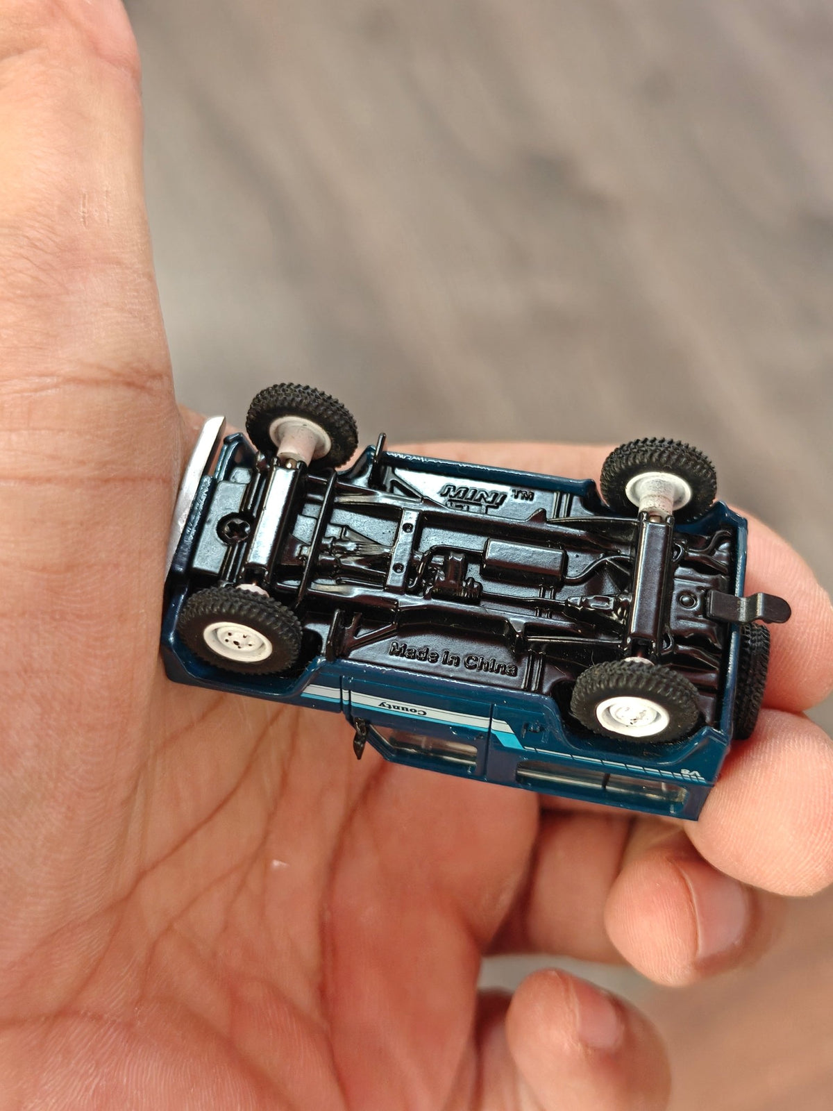 Mini GT Land Rover Defender 90 County Wagon - Stratos Blue (Open Box) - Kinder Logs