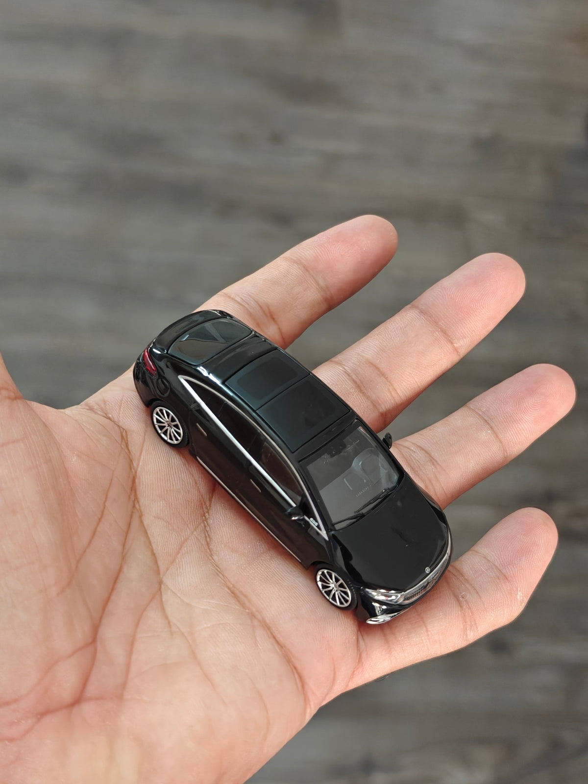 Mini GT Mercedes-Benz EQS 580 4MATIC - Mijo Exclusives (Black) - Kinder Logs