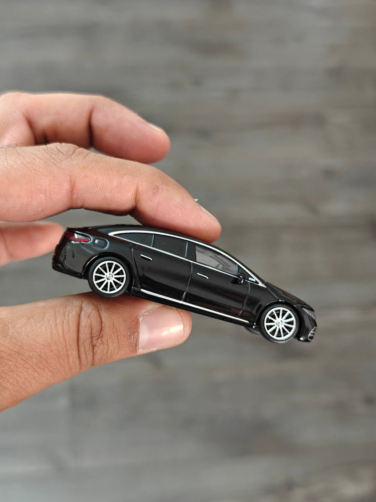 Mini GT Mercedes-Benz EQS 580 4MATIC - Mijo Exclusives (Black) - Kinder Logs