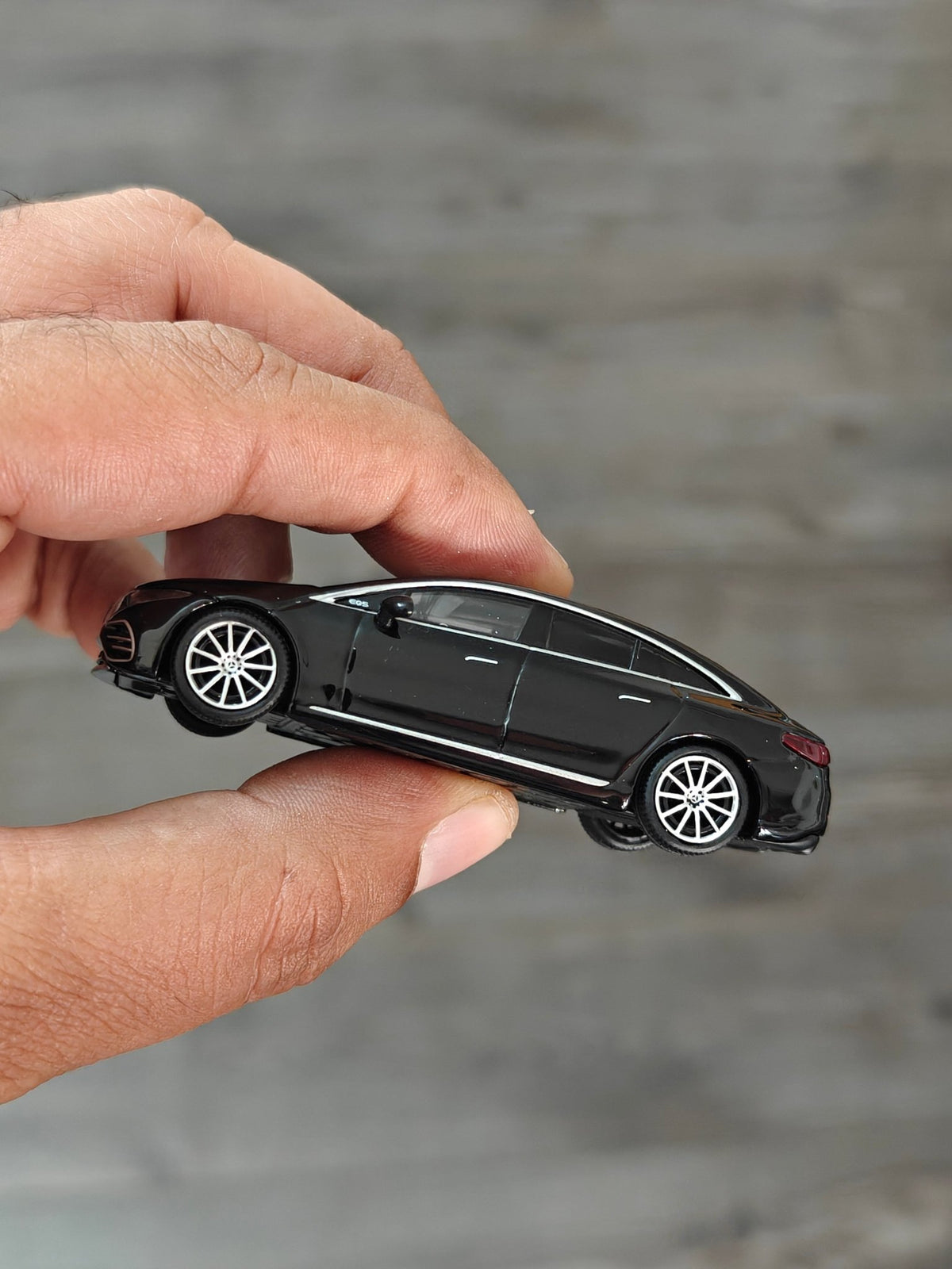 Mini GT Mercedes-Benz EQS 580 4MATIC - Mijo Exclusives (Black) - Kinder Logs