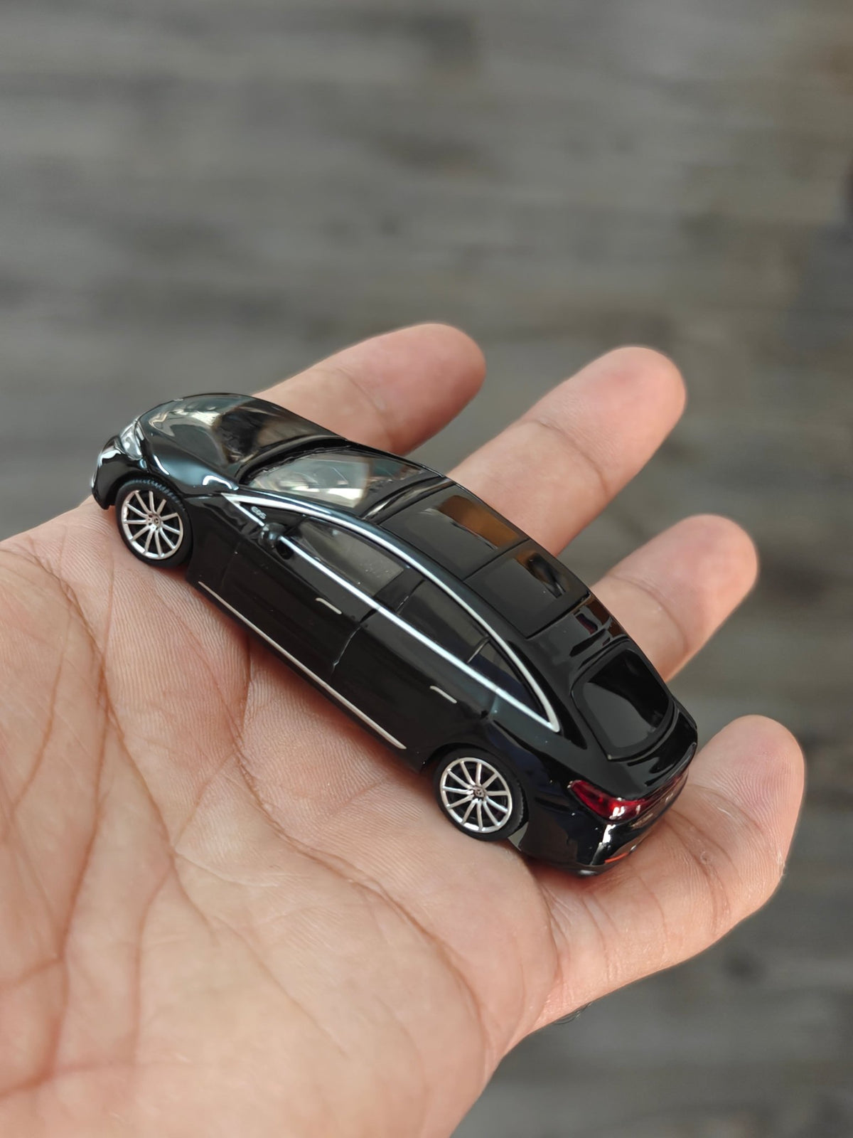 Mini GT Mercedes-Benz EQS 580 4MATIC - Mijo Exclusives (Black) - Kinder Logs