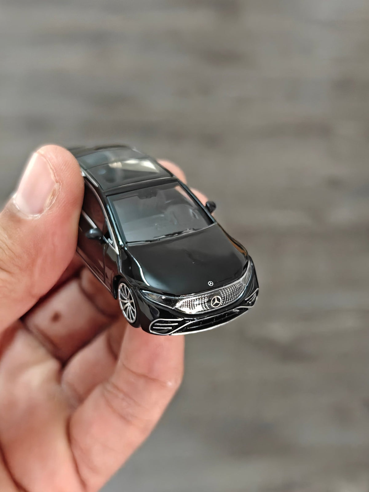 Mini GT Mercedes-Benz EQS 580 4MATIC - Mijo Exclusives (Black) - Kinder Logs