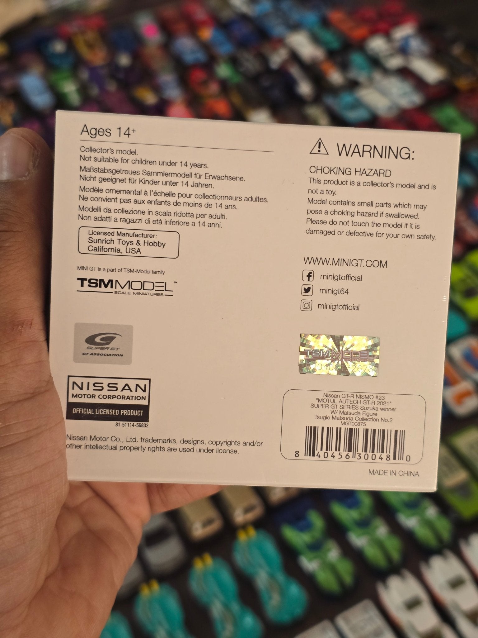 Mini GT Nissan GT - R NISMO 23 - Motul Autech GT - R 2021 (Winner With Figure) - Kinder Logs