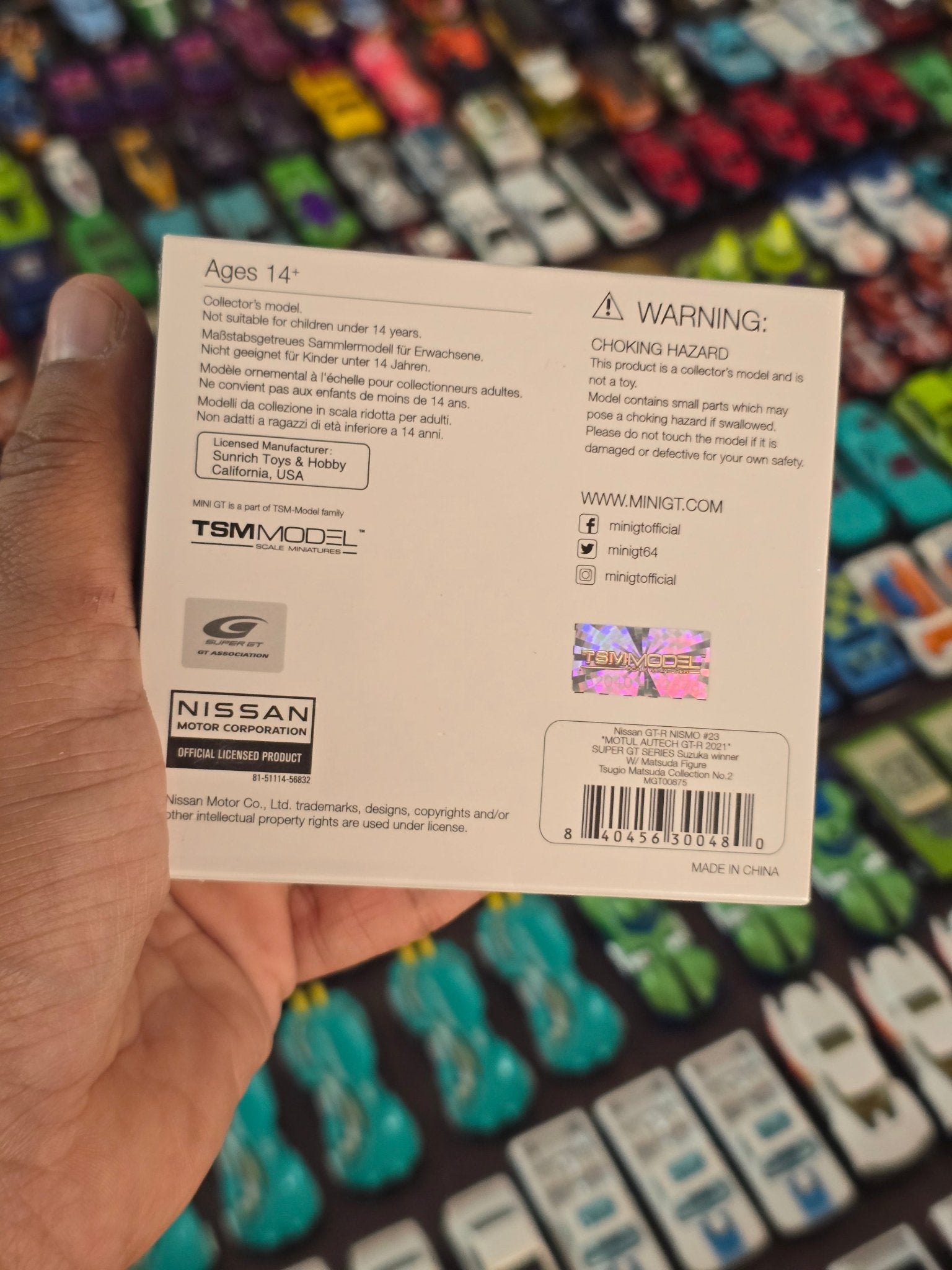Mini GT Nissan GT - R NISMO 23 - Motul Autech GT - R 2021 (Winner With Figure) - Kinder Logs