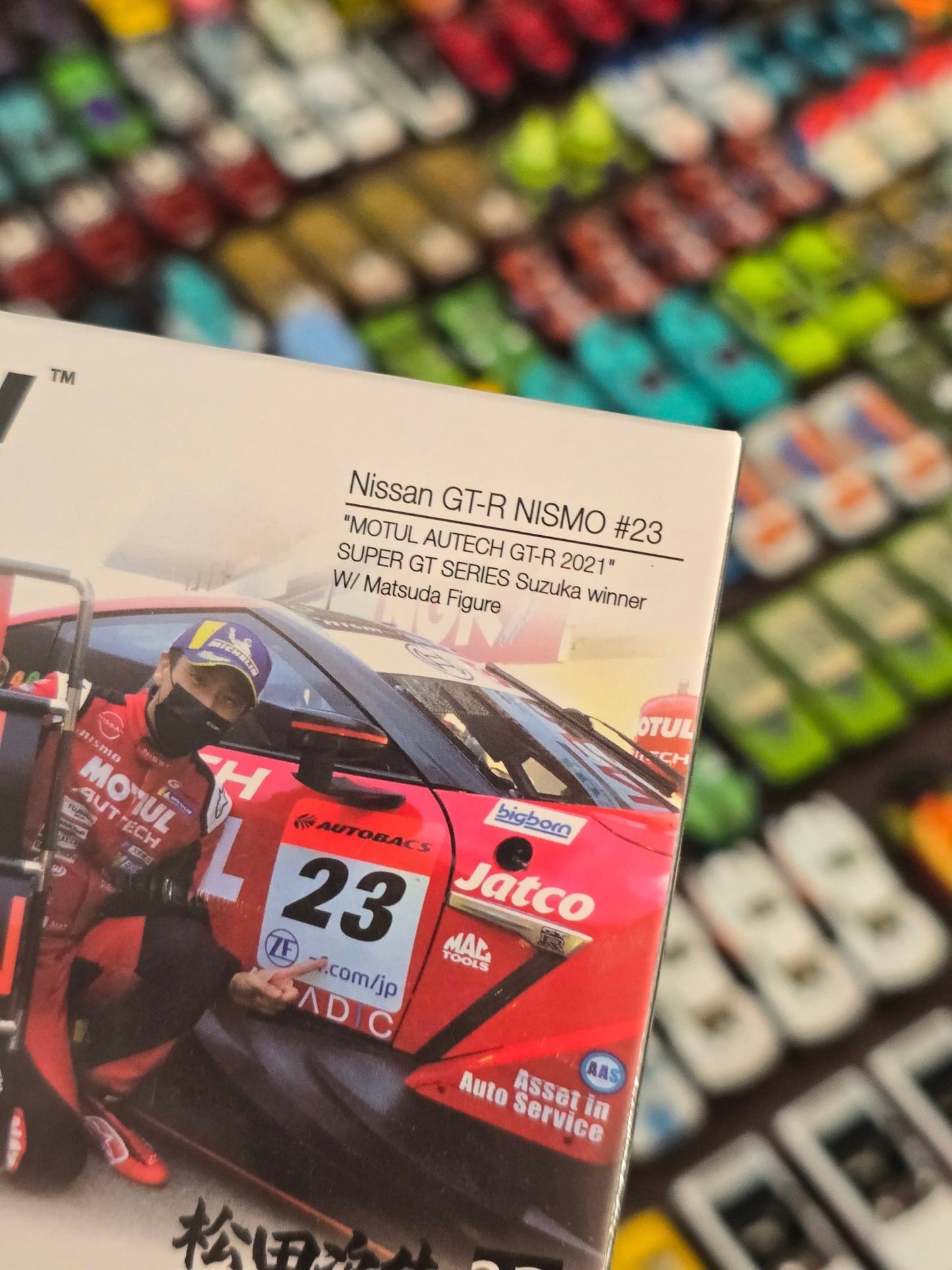 Mini GT Nissan GT - R NISMO 23 - Motul Autech GT - R 2021 (Winner With Figure) - Kinder Logs