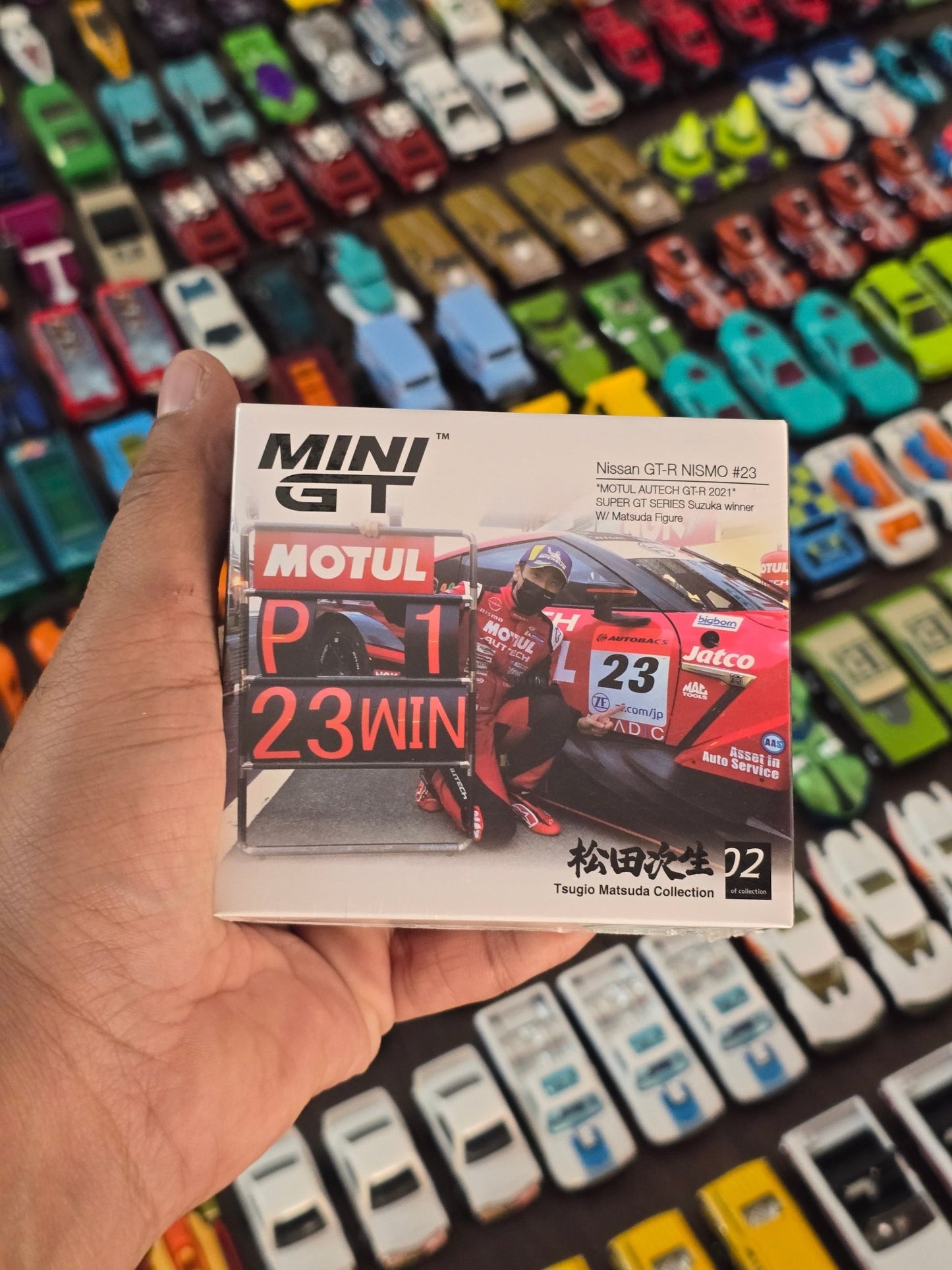 Mini GT Nissan GT - R NISMO 23 - Motul Autech GT - R 2021 (Winner With Figure) - Kinder Logs