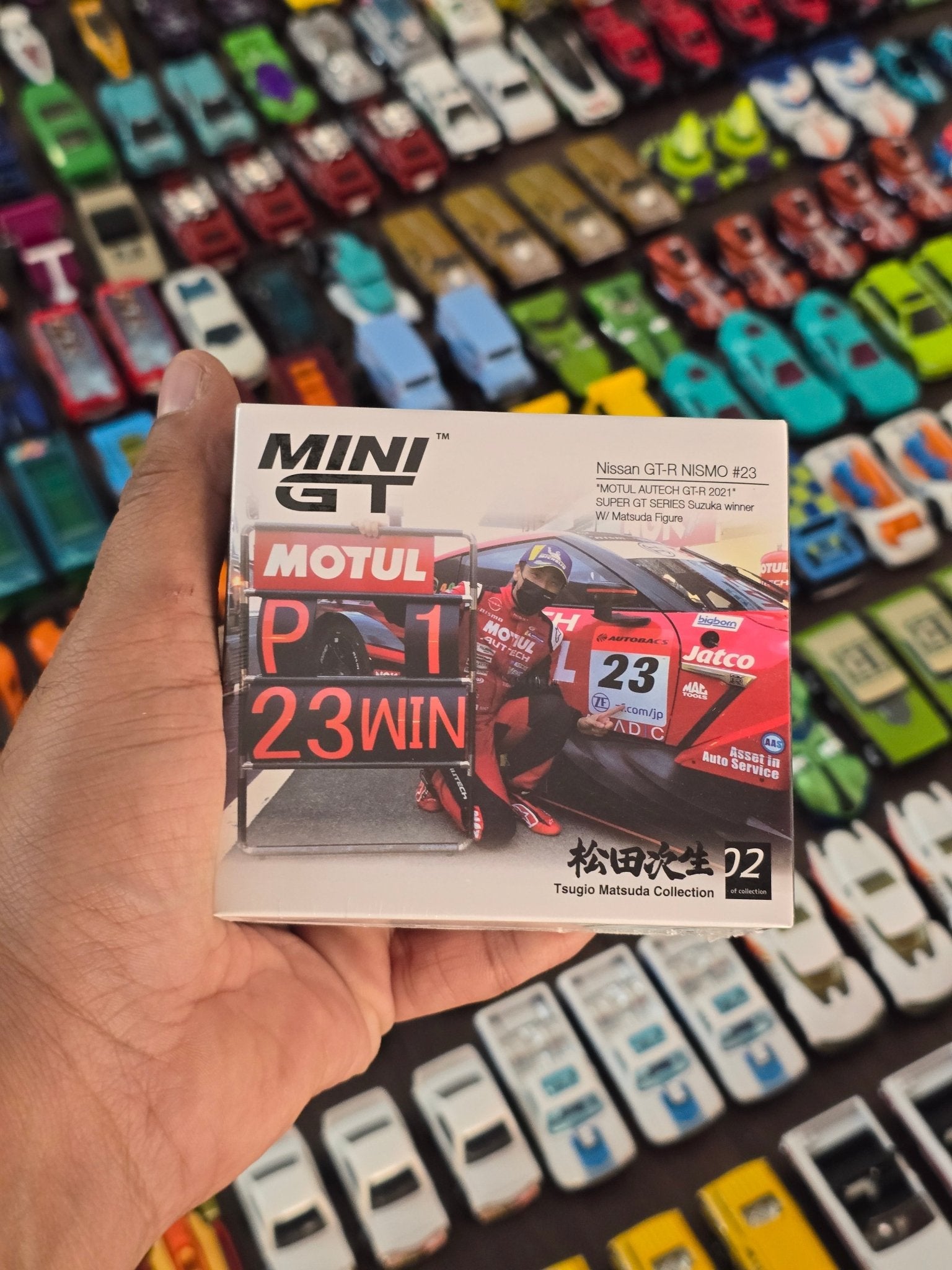 Mini GT Nissan GT - R NISMO 23 - Motul Autech GT - R 2021 (Winner With Figure) - Kinder Logs