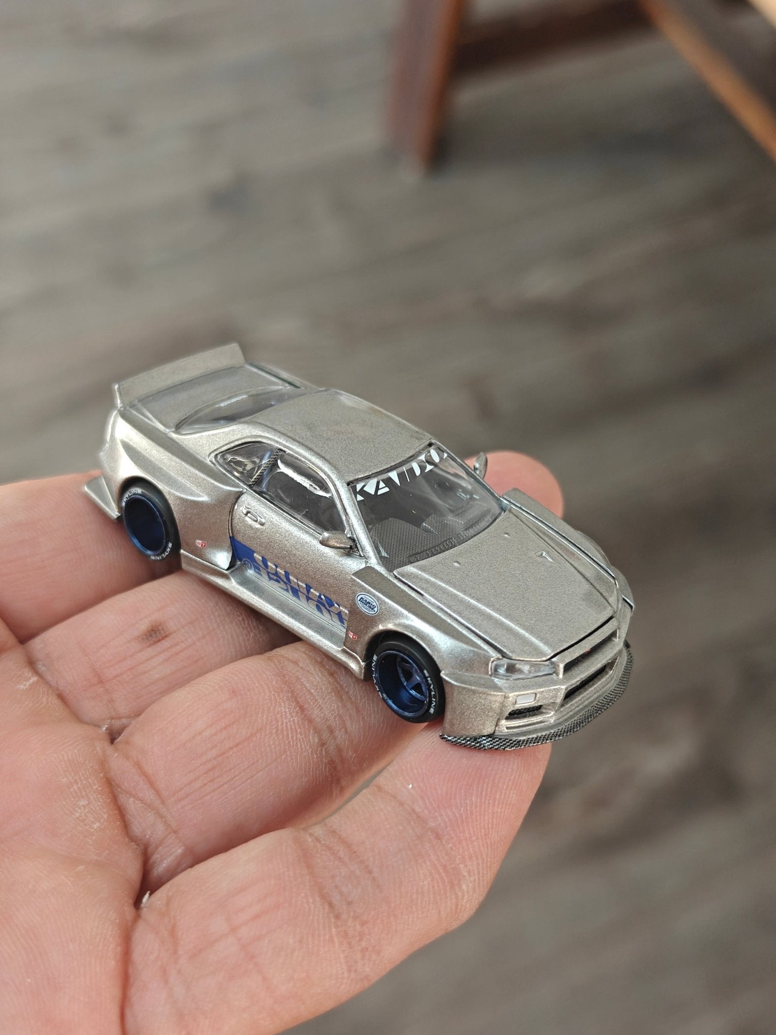 Mini GT Nissan Skyline GT - R (R34) Kaido Works Shinjuku V1 (Open Box) - Kinder Logs