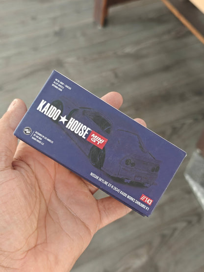 Mini GT Nissan Skyline GT - R (R34) Kaido Works Shinjuku V1 (Open Box) - Kinder Logs