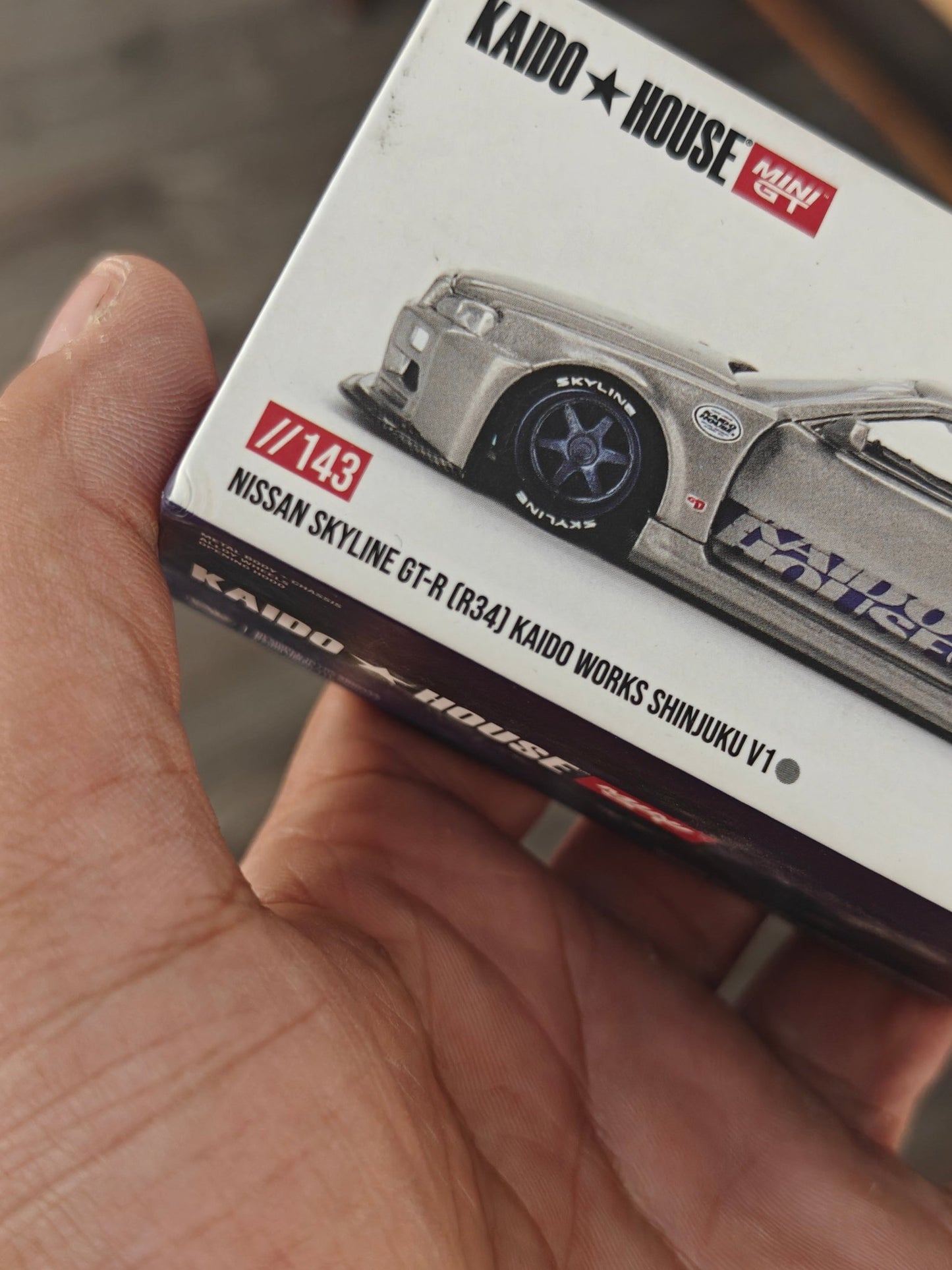 Mini GT Nissan Skyline GT - R (R34) Kaido Works Shinjuku V1 (Open Box) - Kinder Logs