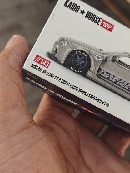 Mini GT Nissan Skyline GT - R (R34) Kaido Works Shinjuku V1 (Open Box) - Kinder Logs