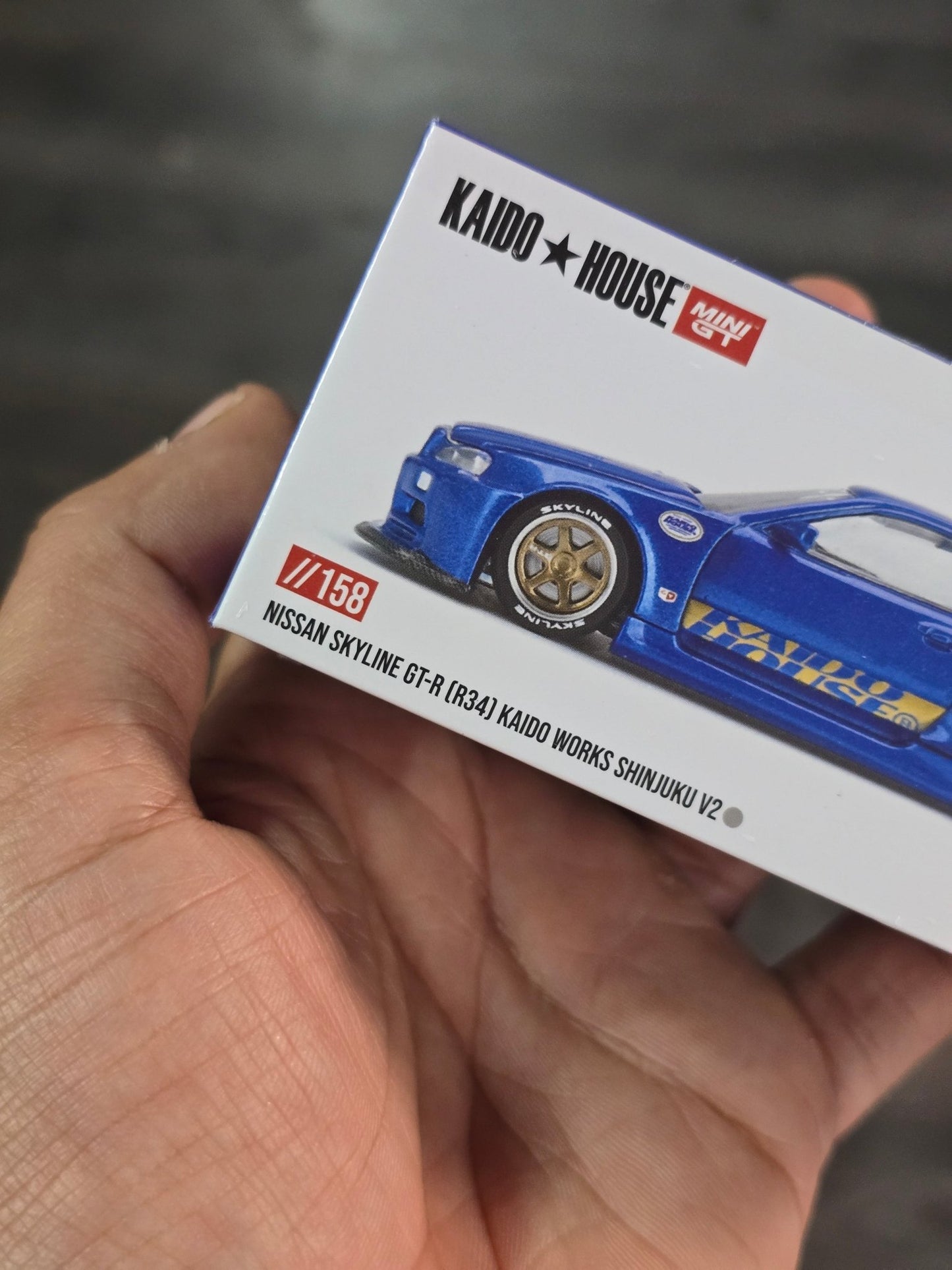 Mini GT Nissan Skyline GT - R (R34) Kaido Works Shinjuku V2 (Blue) - Kinder Logs
