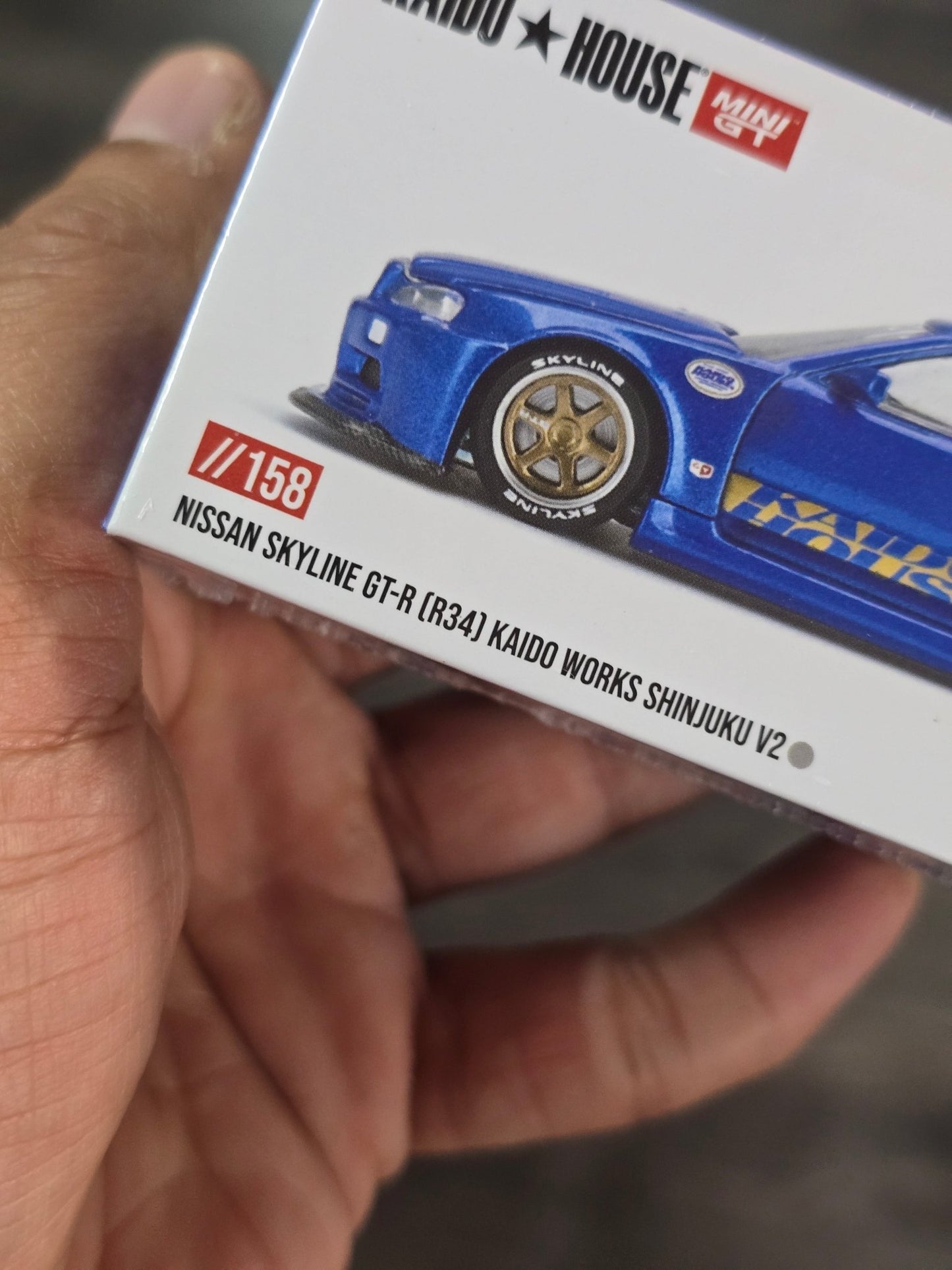 Mini GT Nissan Skyline GT - R (R34) Kaido Works Shinjuku V2 (Blue) - Kinder Logs
