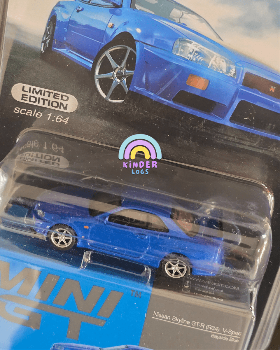 Mini GT Nissan Skyline GT - R (R34) V - Spec - Bayside Blue - Mijo Exclusives - Kinder Logs