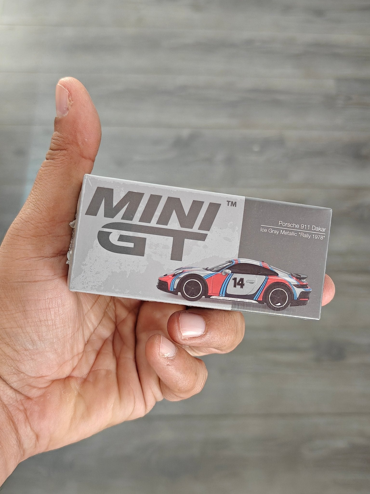 Mini GT Porsche 911 Dakar "Rally 1978" (Sealed Box) - Kinder Logs