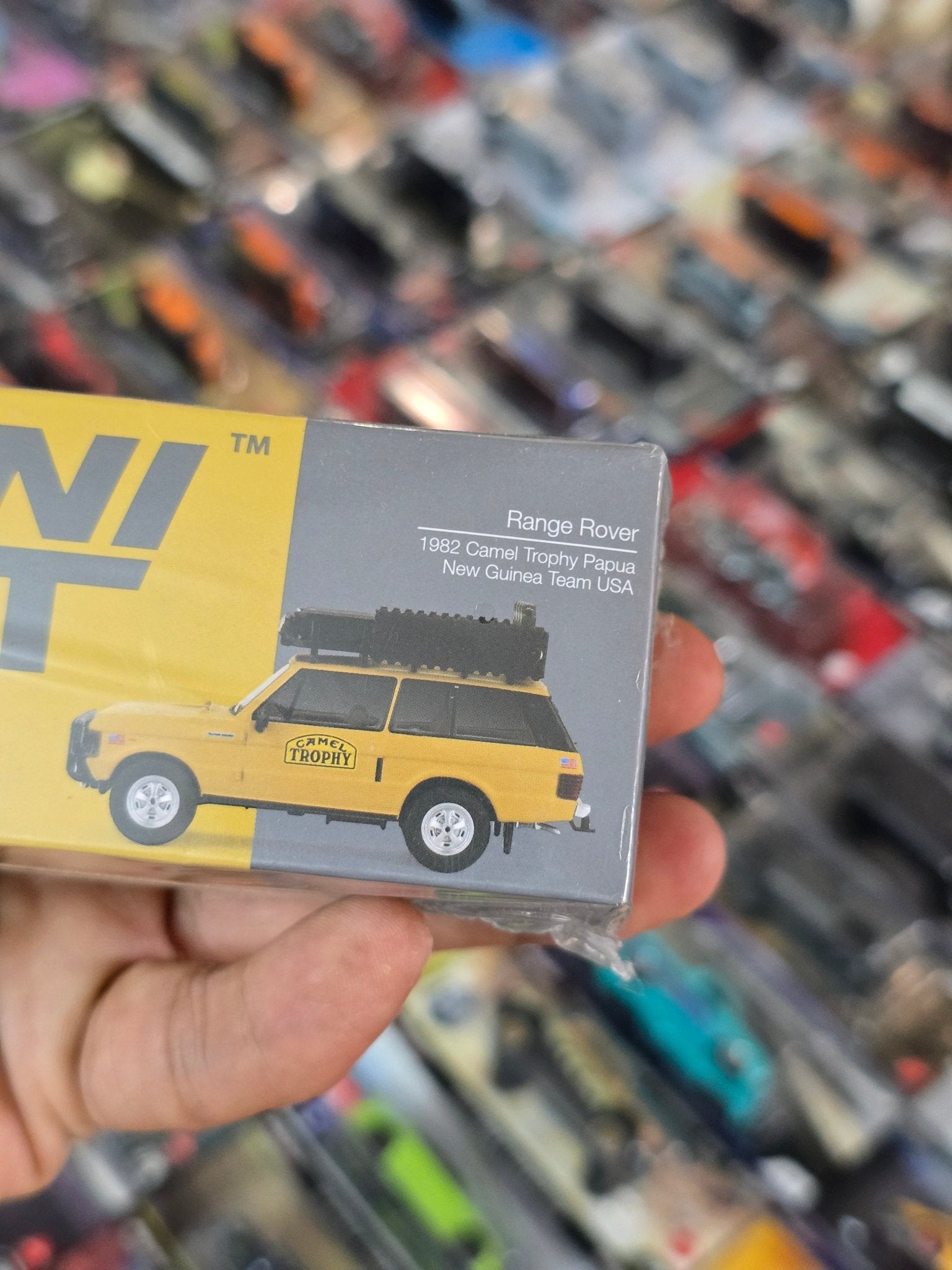 Mini GT Range Rover 1982 Camel Trophy Papua (Sealed Box) - Kinder Logs