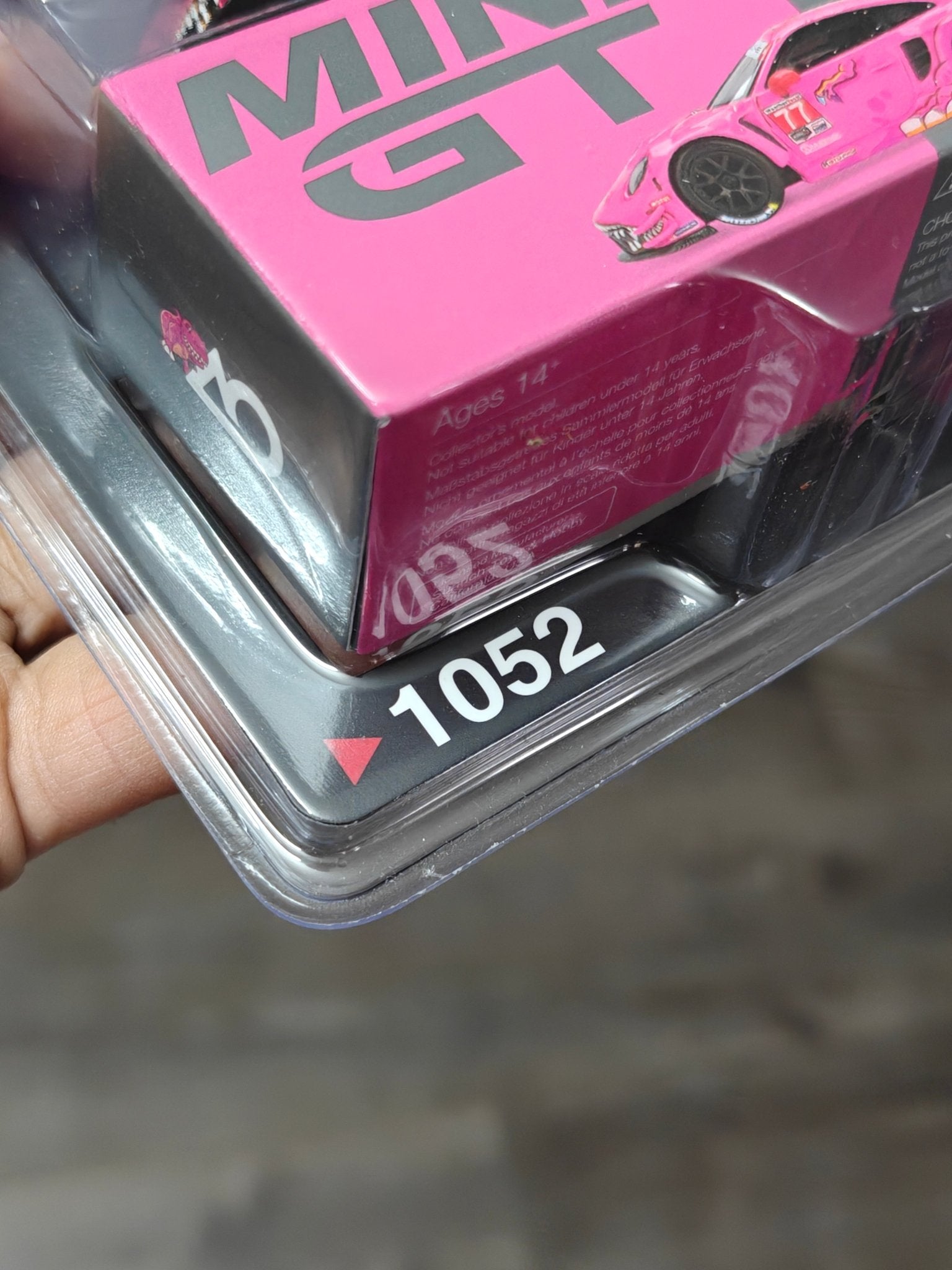 Mini GT Roxy Porsche 911 GT3 R 77 AO Racing 1052 - IMSA Road America (Blister Pack) - Kinder Logs