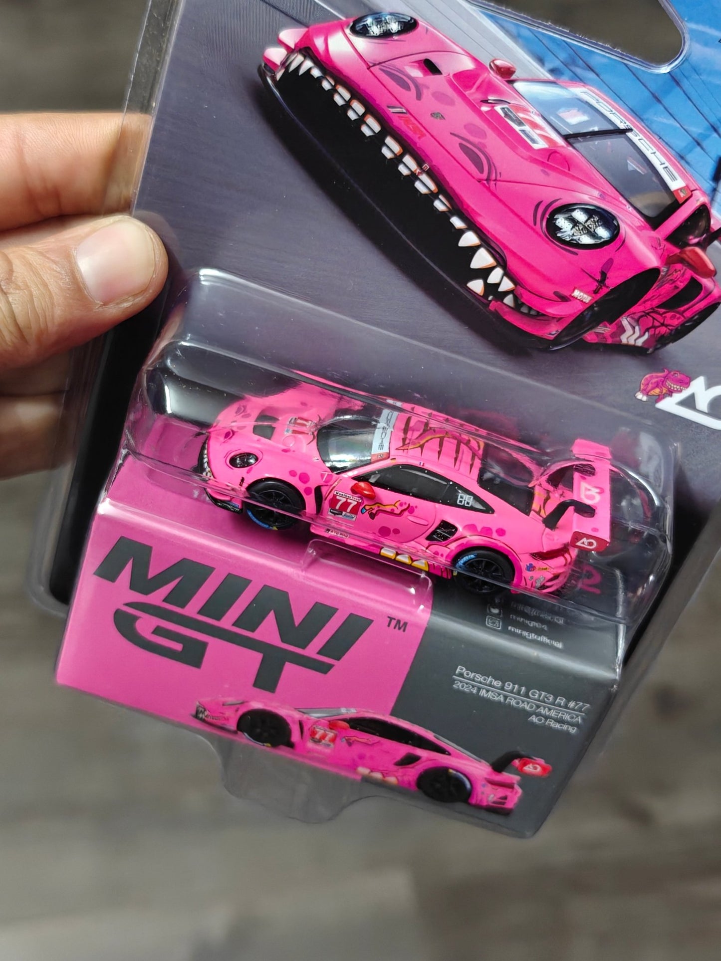 Mini GT Roxy Porsche 911 GT3 R 77 AO Racing 1052 - IMSA Road America (Blister Pack) - Kinder Logs