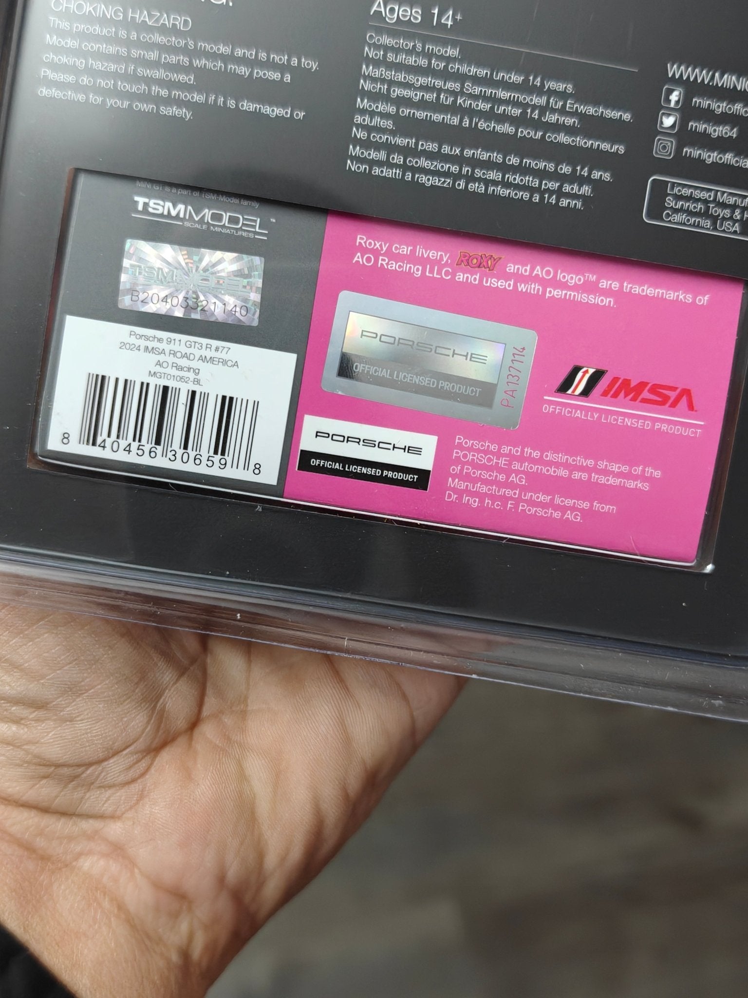 Mini GT Roxy Porsche 911 GT3 R 77 AO Racing 1052 - IMSA Road America (Blister Pack) - Kinder Logs