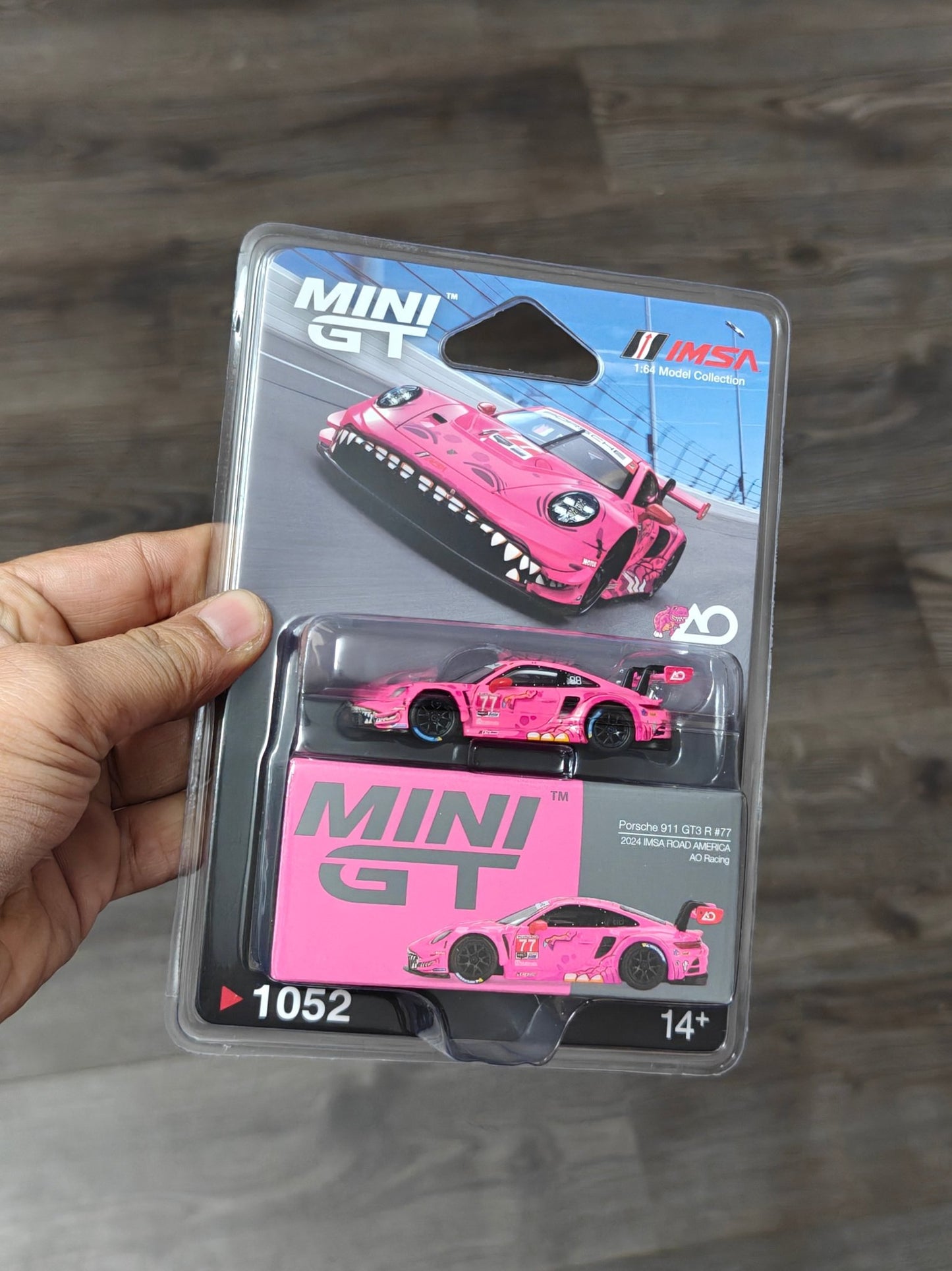 Mini GT Roxy Porsche 911 GT3 R 77 AO Racing 1052 - IMSA Road America (Blister Pack) - Kinder Logs