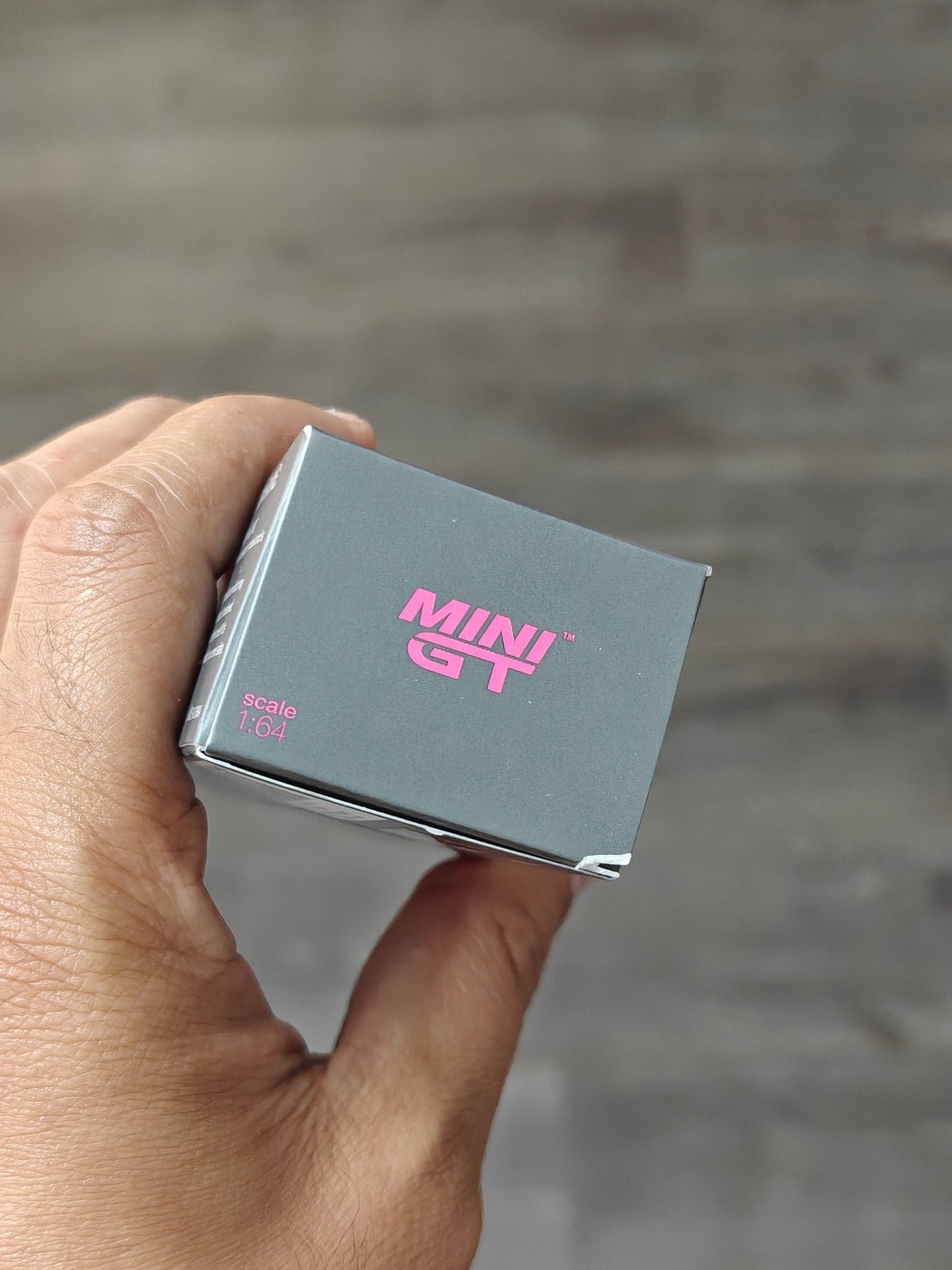 Mini GT Roxy Porsche 911 GT3 R 77 - Pink (Open Box) - Kinder Logs