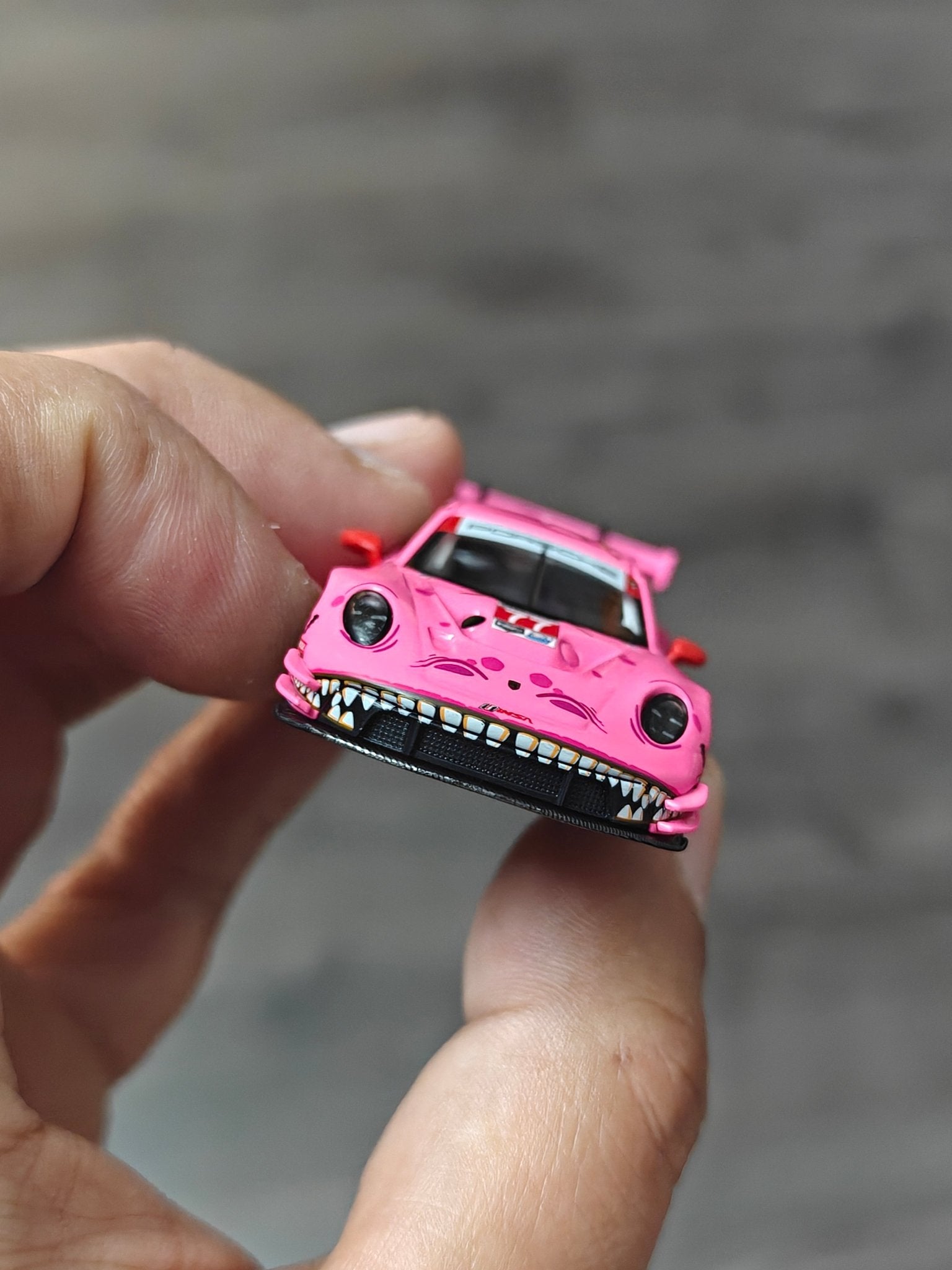 Mini GT Roxy Porsche 911 GT3 R 77 - Pink (Open Box) - Kinder Logs
