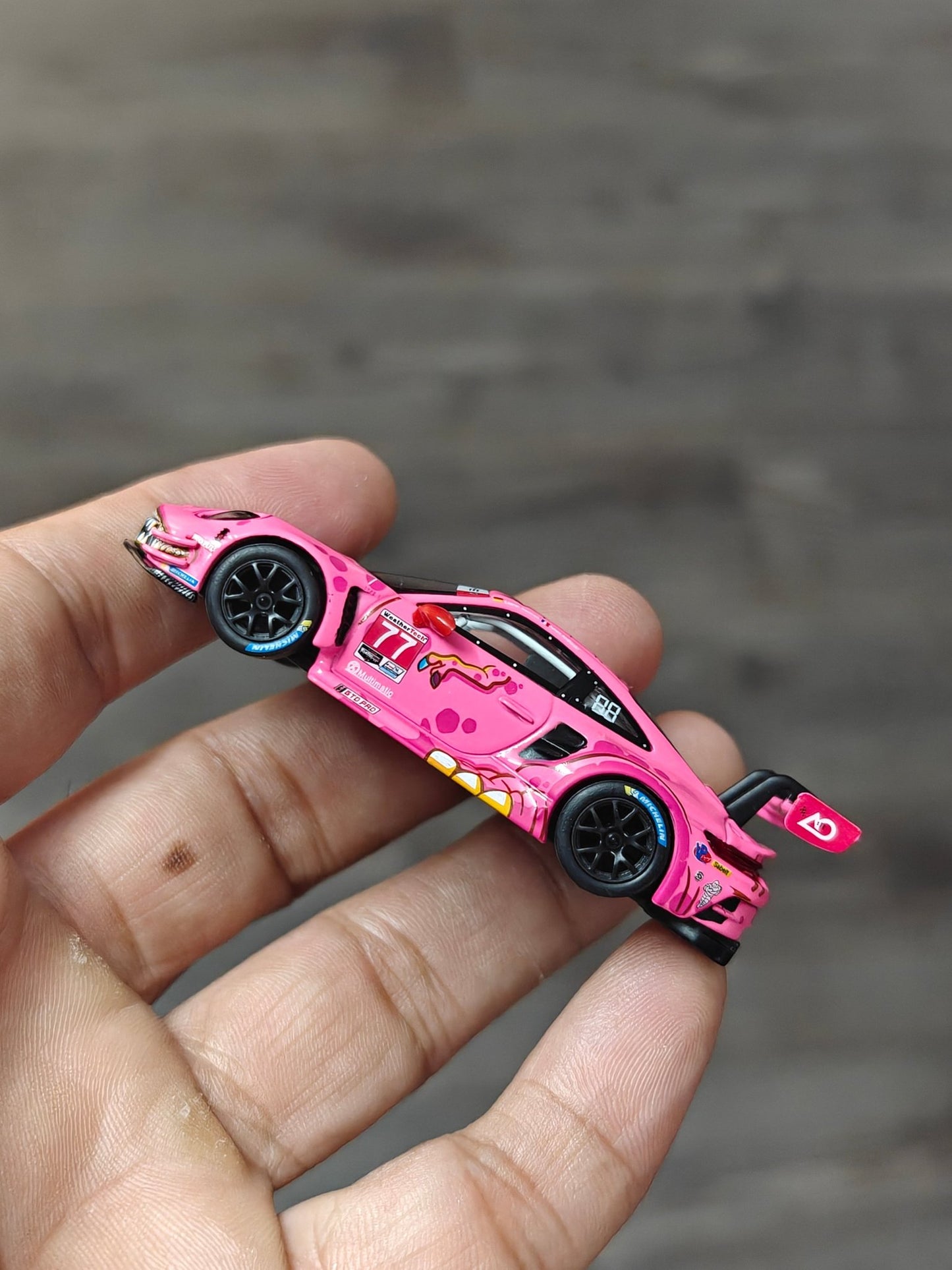 Mini GT Roxy Porsche 911 GT3 R 77 - Pink (Open Box) - Kinder Logs