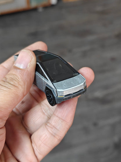 Moving Parts Matchbox Tesla Cybertruck (Uncarded - New) - Kinder Logs