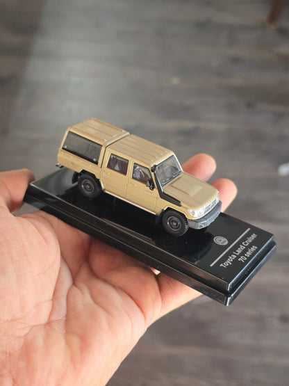 Para64 2014 Toyota Land Cruiser LC 79 Sandy Taupe (Open Box) - Kinder Logs