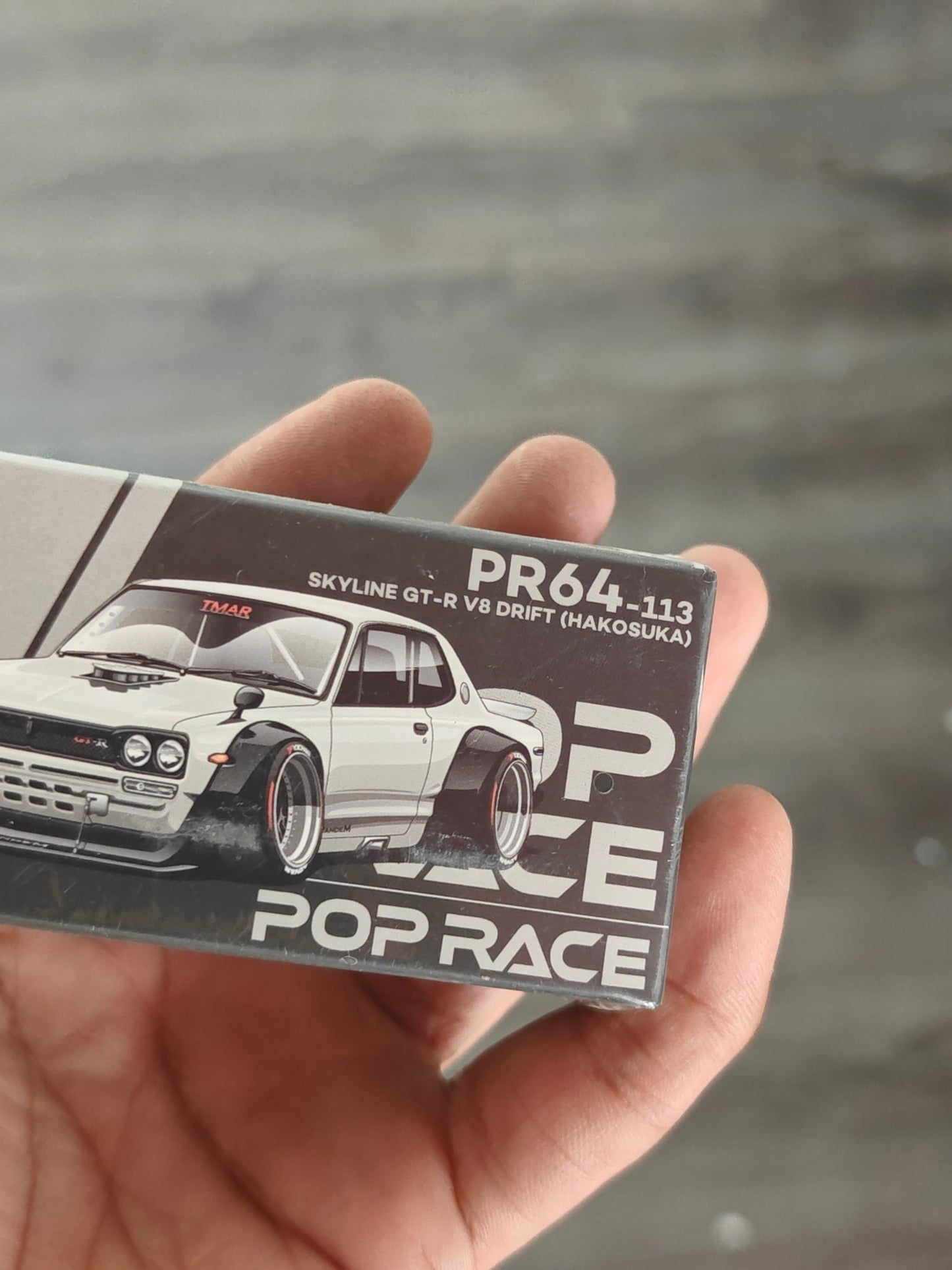 Pop Race Nissan Skyline GT-R V8 Drift Hakosuka PR64-113 (White) - Kinder Logs