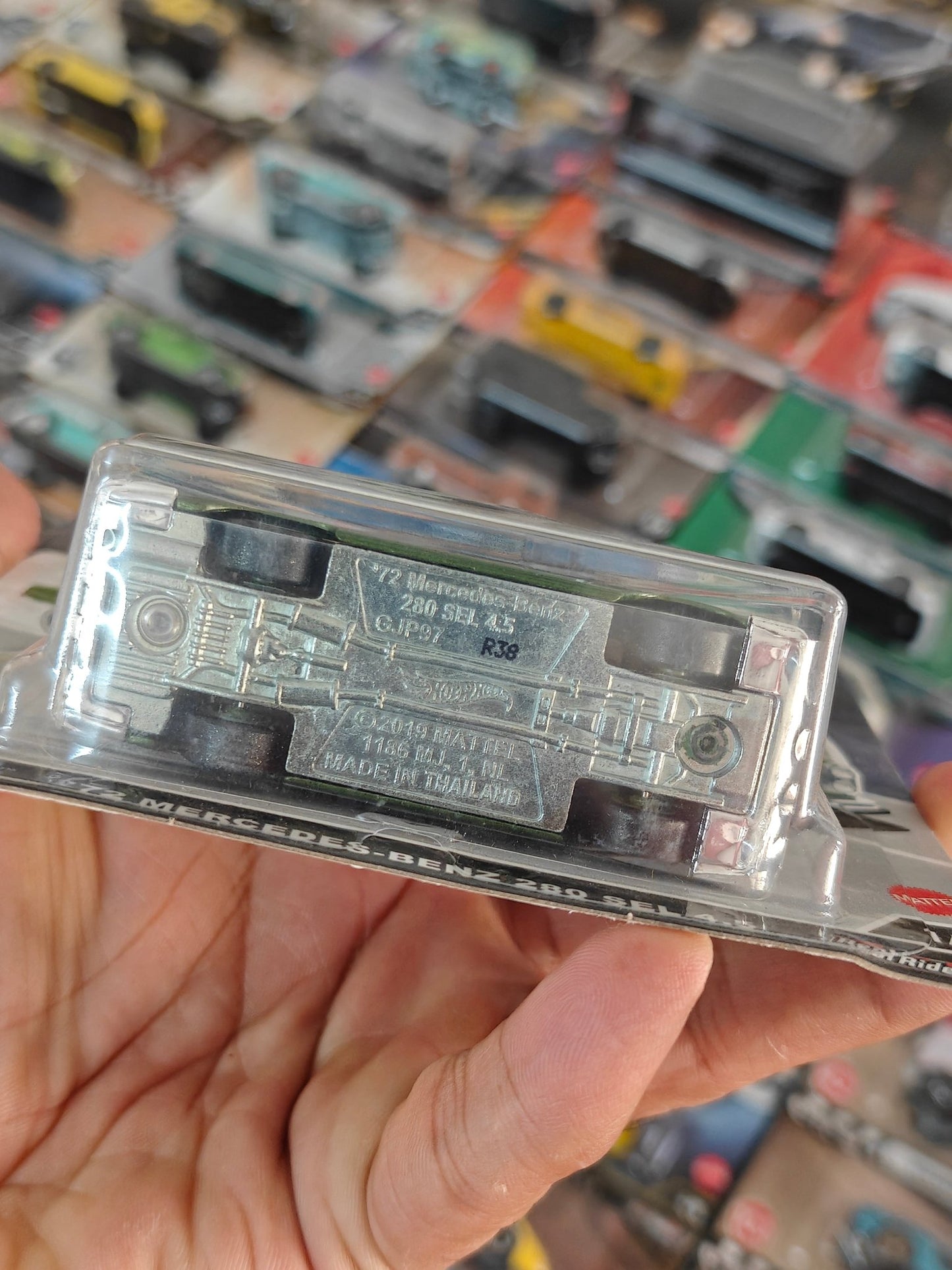 Premium Hot Wheels 1972 Mercedes - Benz 280 SEL 4.5 - Auto Strasse (Imported) - Kinder Logs