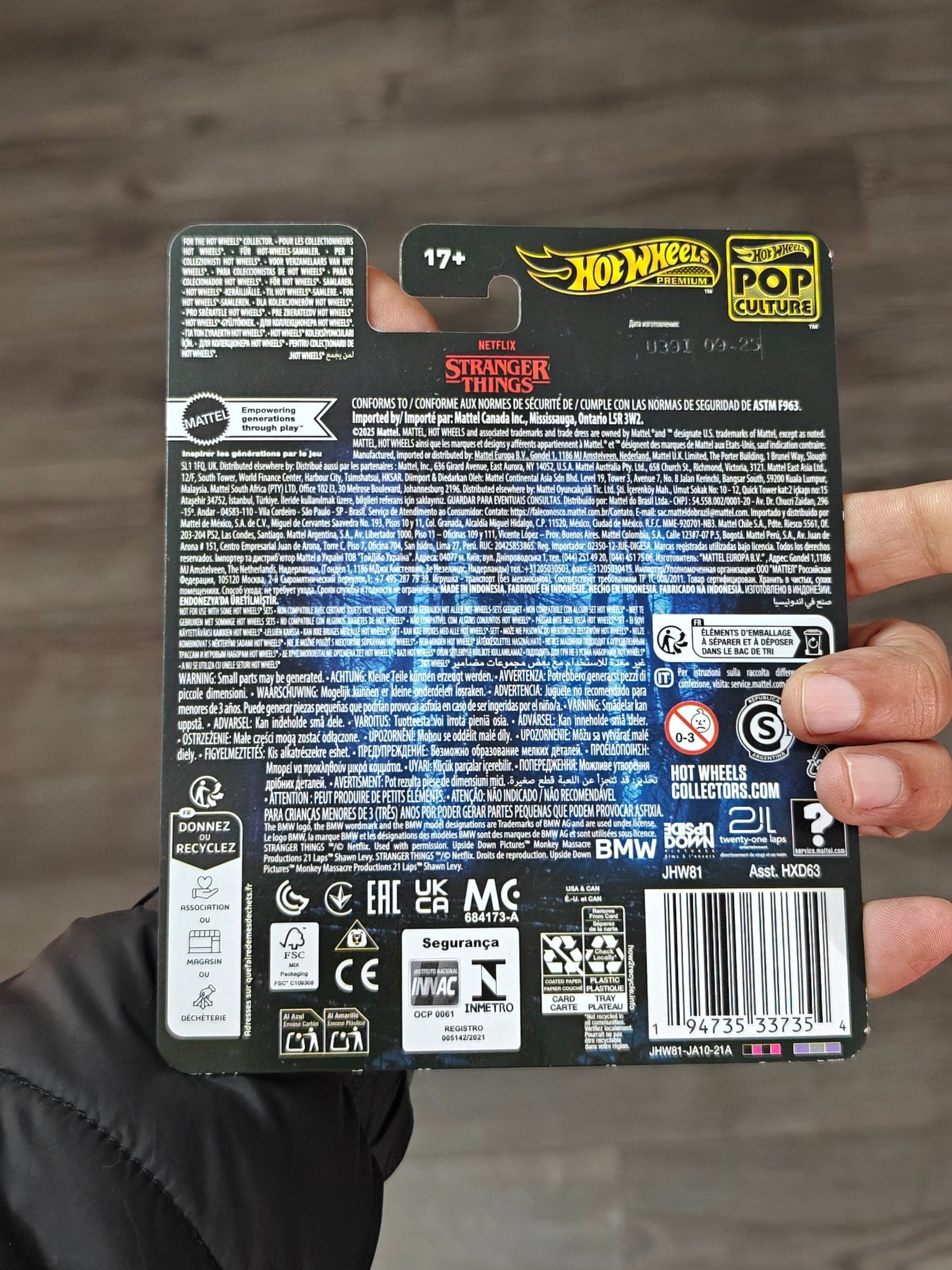 Premium Hot Wheels 1983 BMW 733i - Netflix Stranger Things (Imported) - Kinder Logs