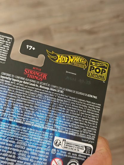 Premium Hot Wheels 1983 BMW 733i - Netflix Stranger Things (Imported) - Kinder Logs