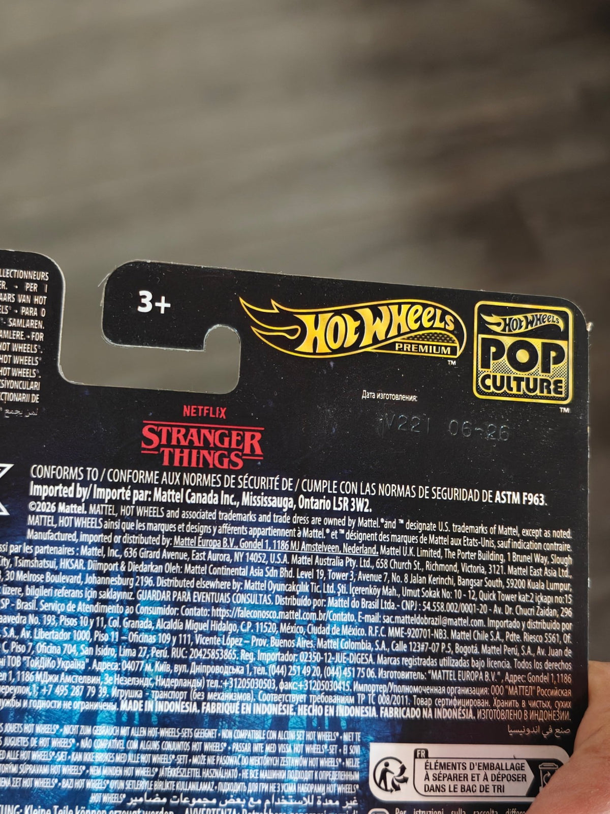 Premium Hot Wheels 1985 Chevrolet K5 Blazer 'Stranger Things' (Imported) - Kinder Logs